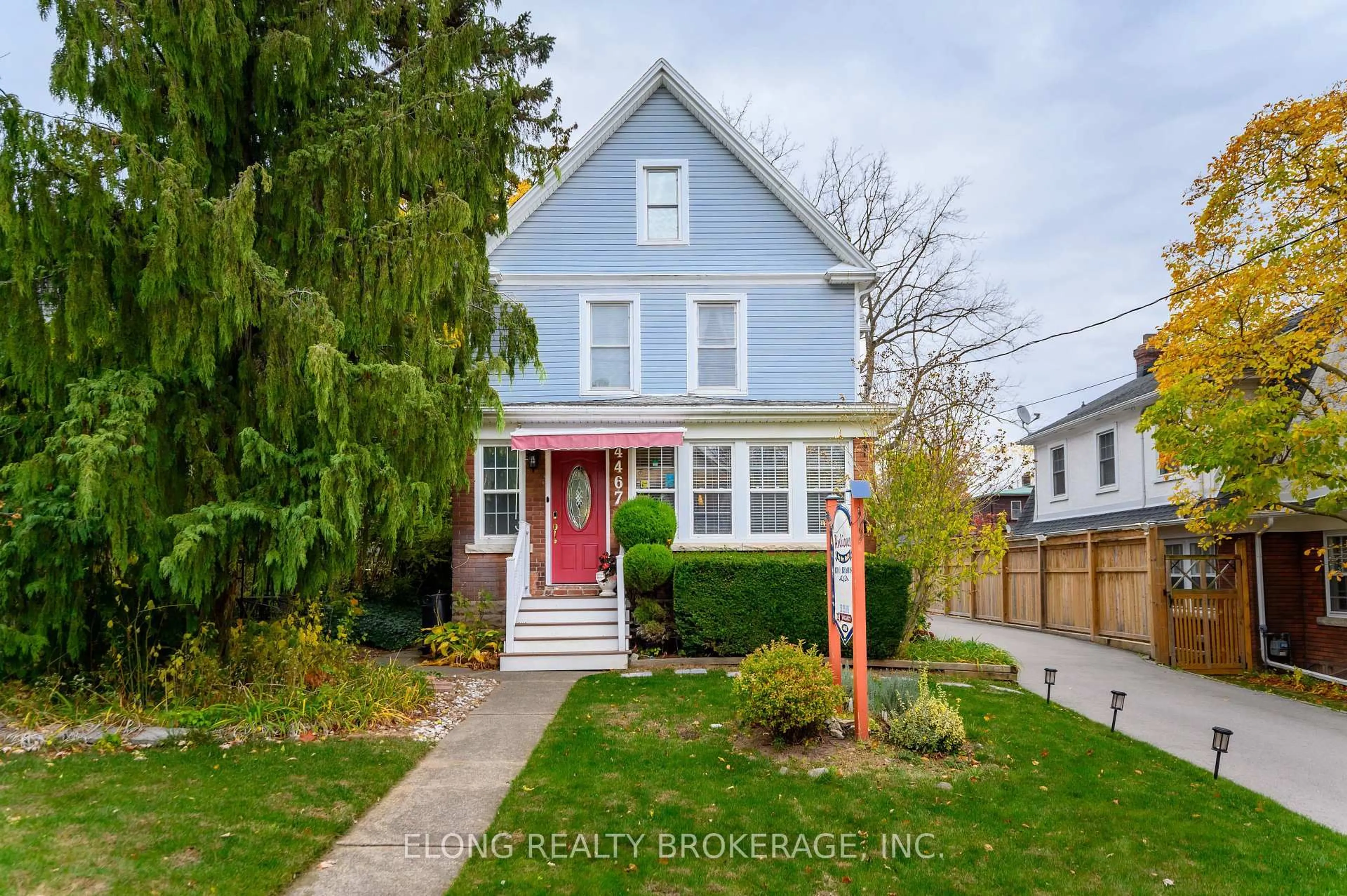 Home with vinyl exterior material, street for 4467 JOHN St, Niagara Falls Ontario L2E 1A4