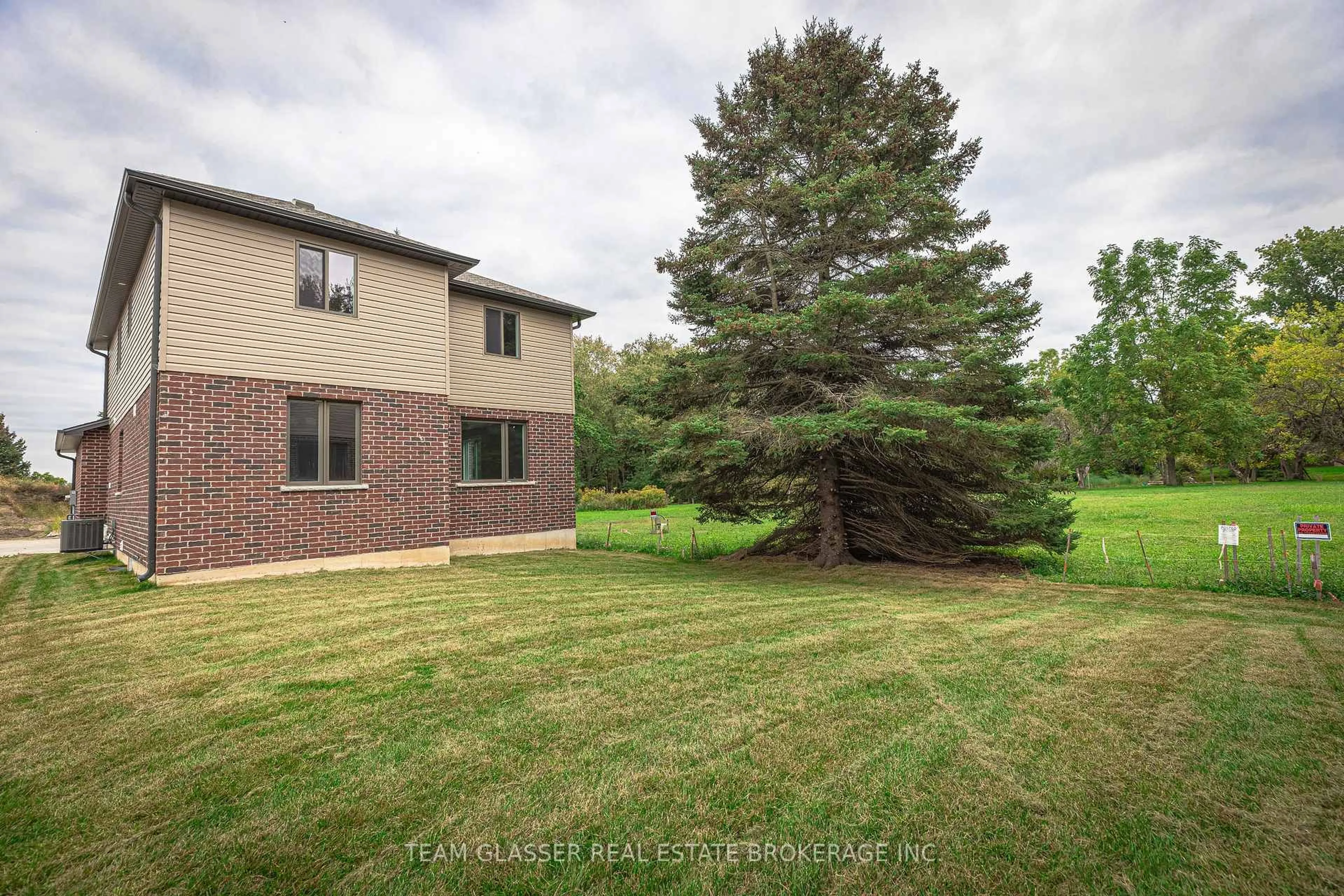 Patio, unknown for 1604 Chickadee Tr, London South Ontario N6N 1K2