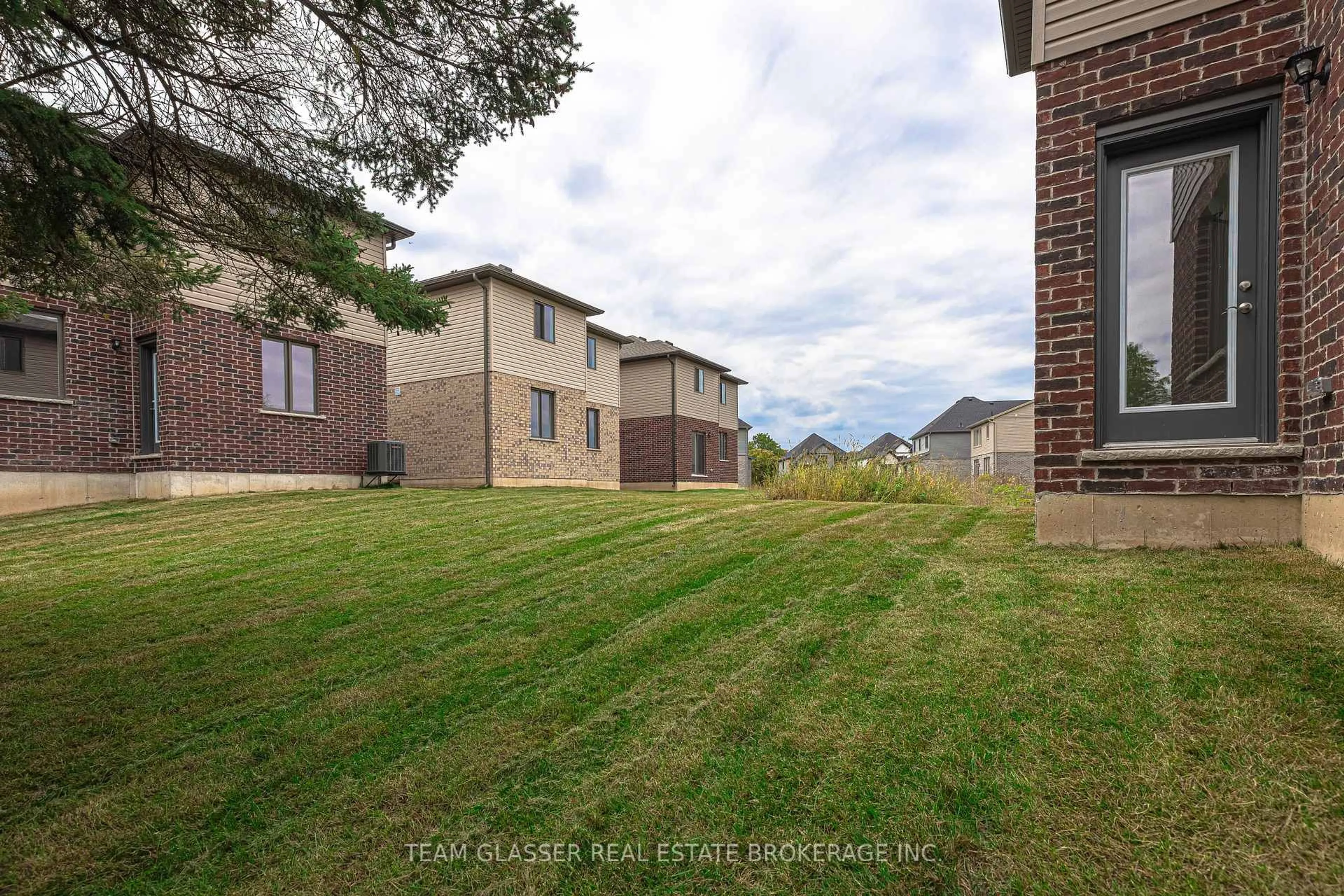 A pic from outside/outdoor area/front of a property/back of a property/a pic from drone, unknown for 1604 Chickadee Tr, London South Ontario N6N 1K2