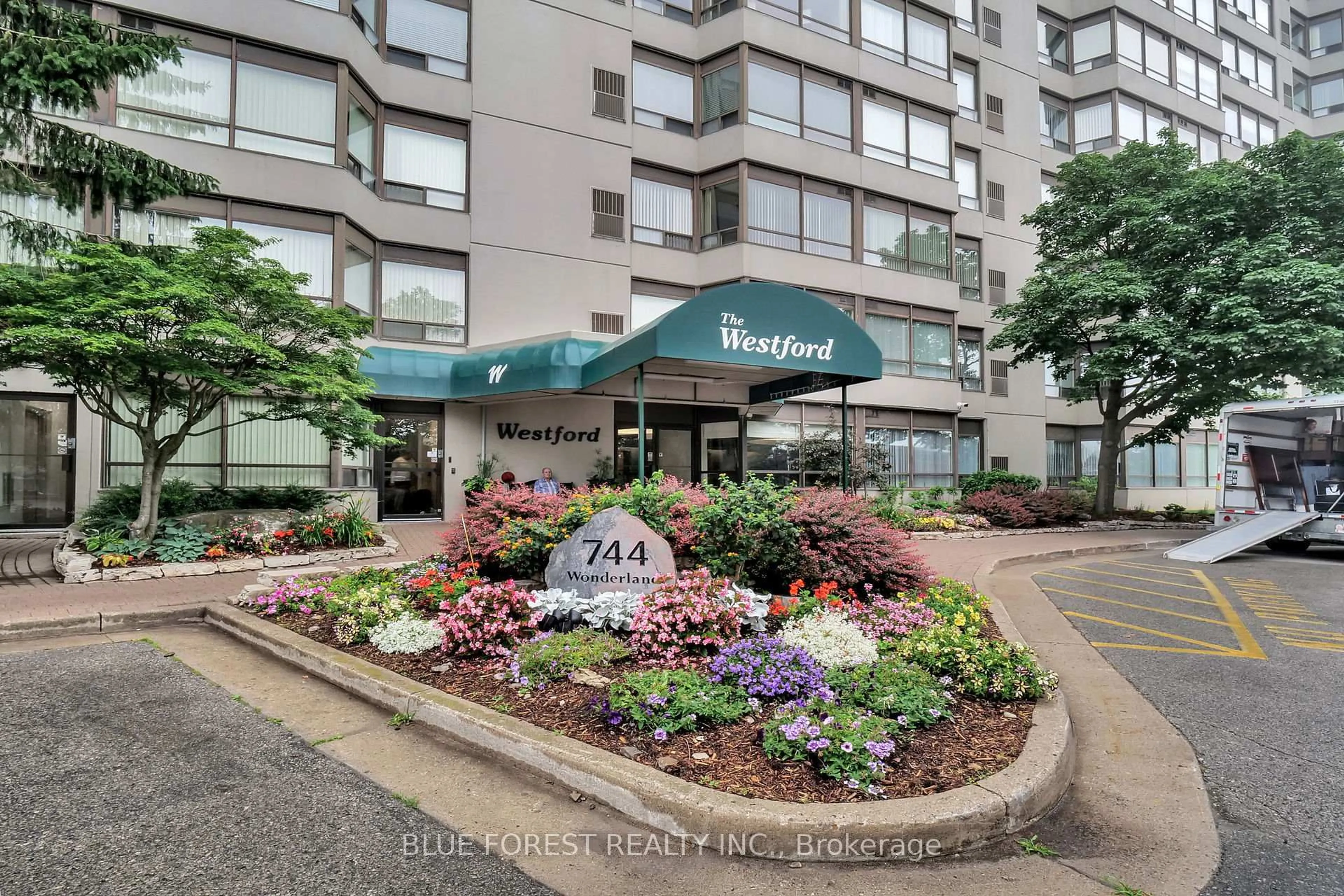 Indoor foyer for 744 Wonderland Rd #1106, London South Ontario N6K 4K3