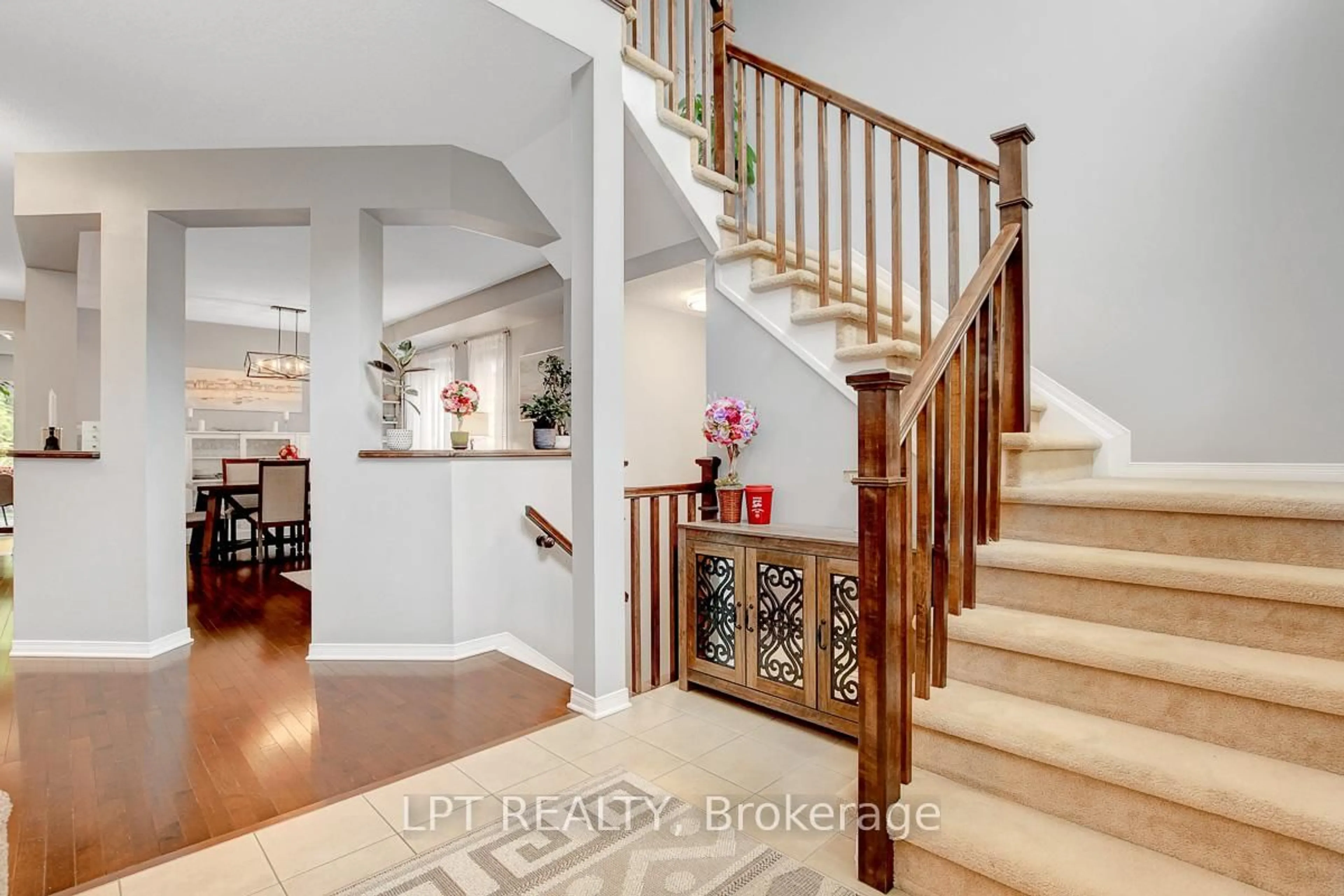 Indoor entryway for 345 Eckerson Ave, Ottawa Ontario K2S 0K9