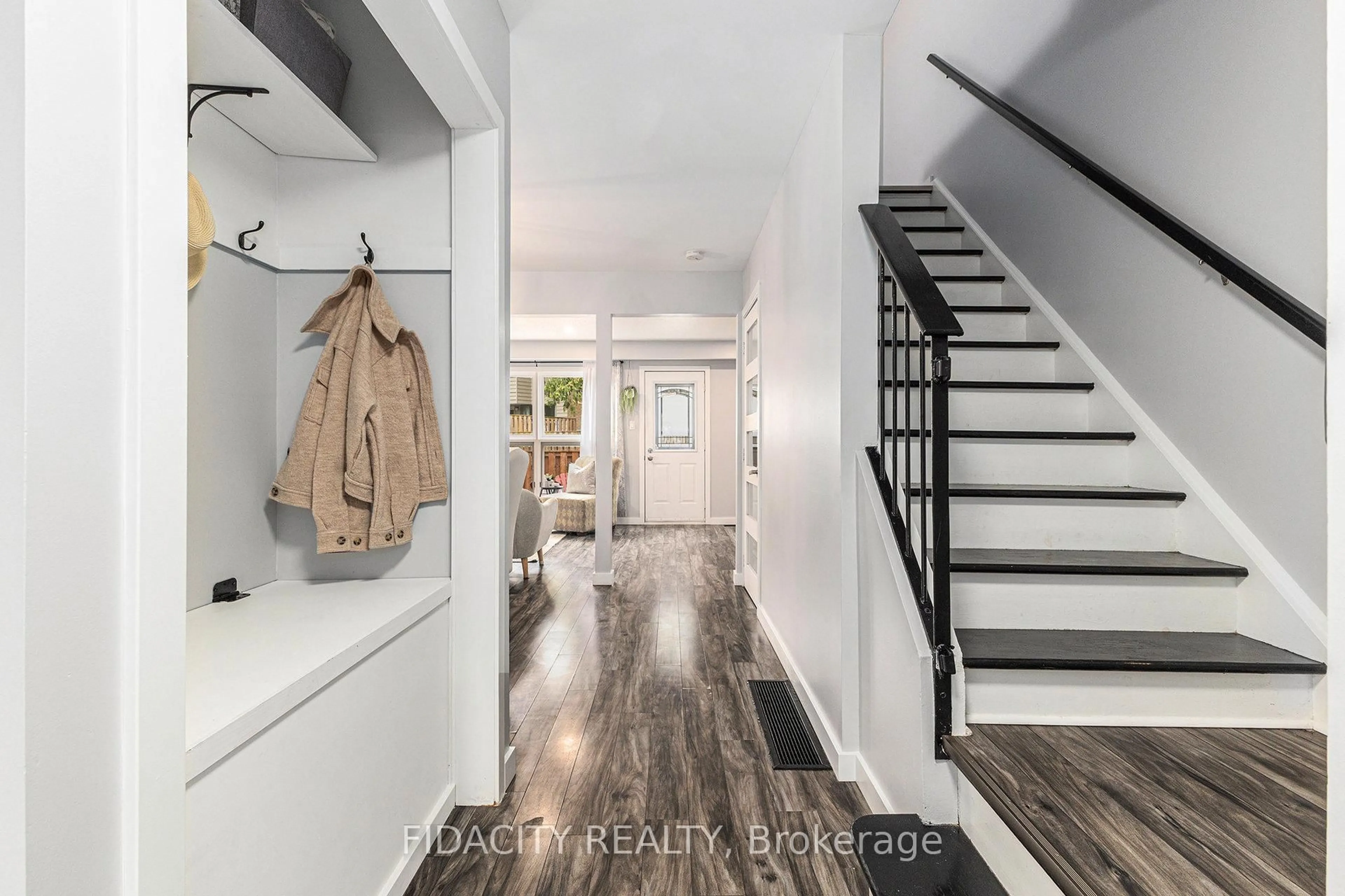 Indoor entryway for 19 Carmichael Crt, Ottawa Ontario K2K 1K1