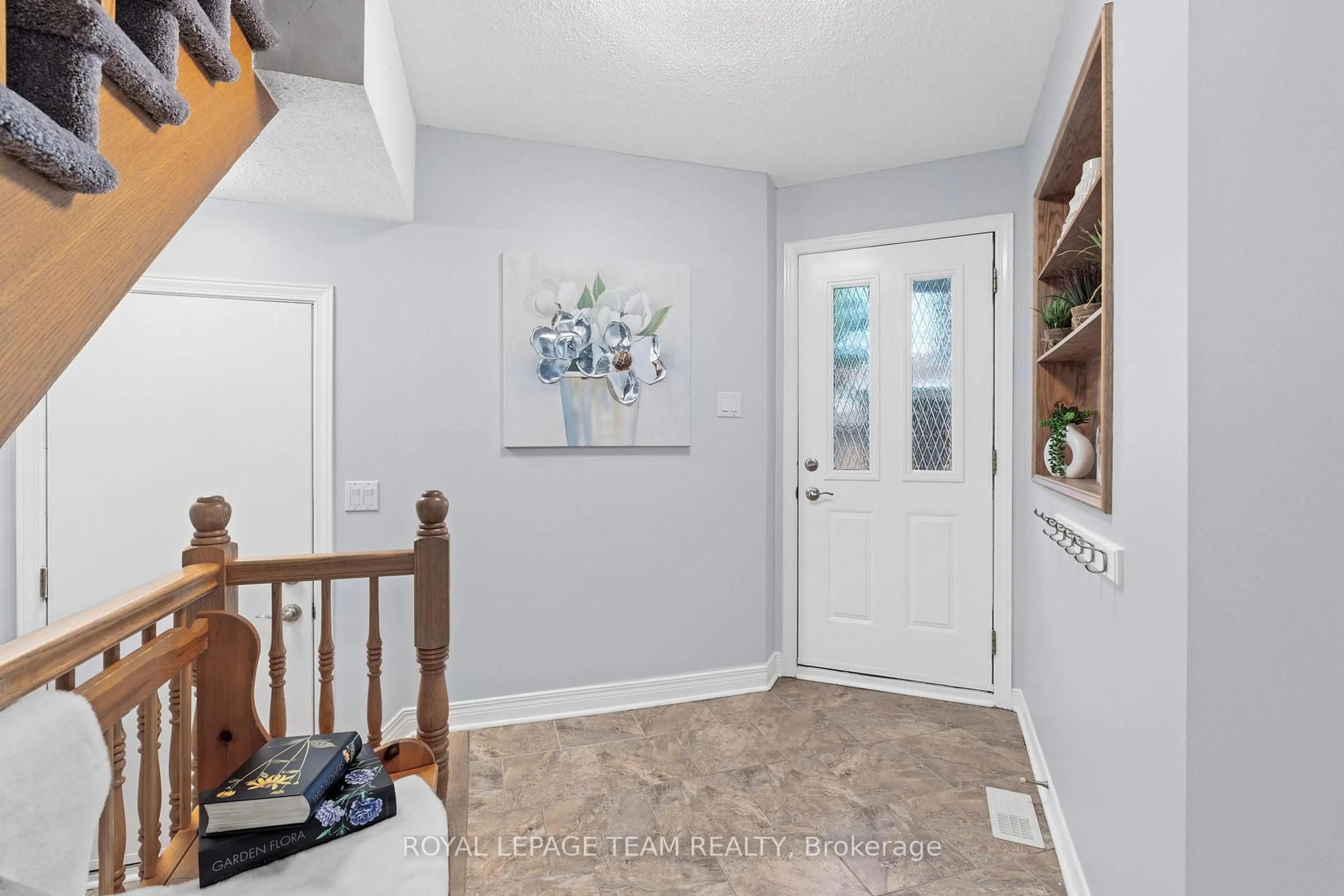 Indoor entryway for 71 Grenadier Way, Ottawa Ontario K2J 4L4