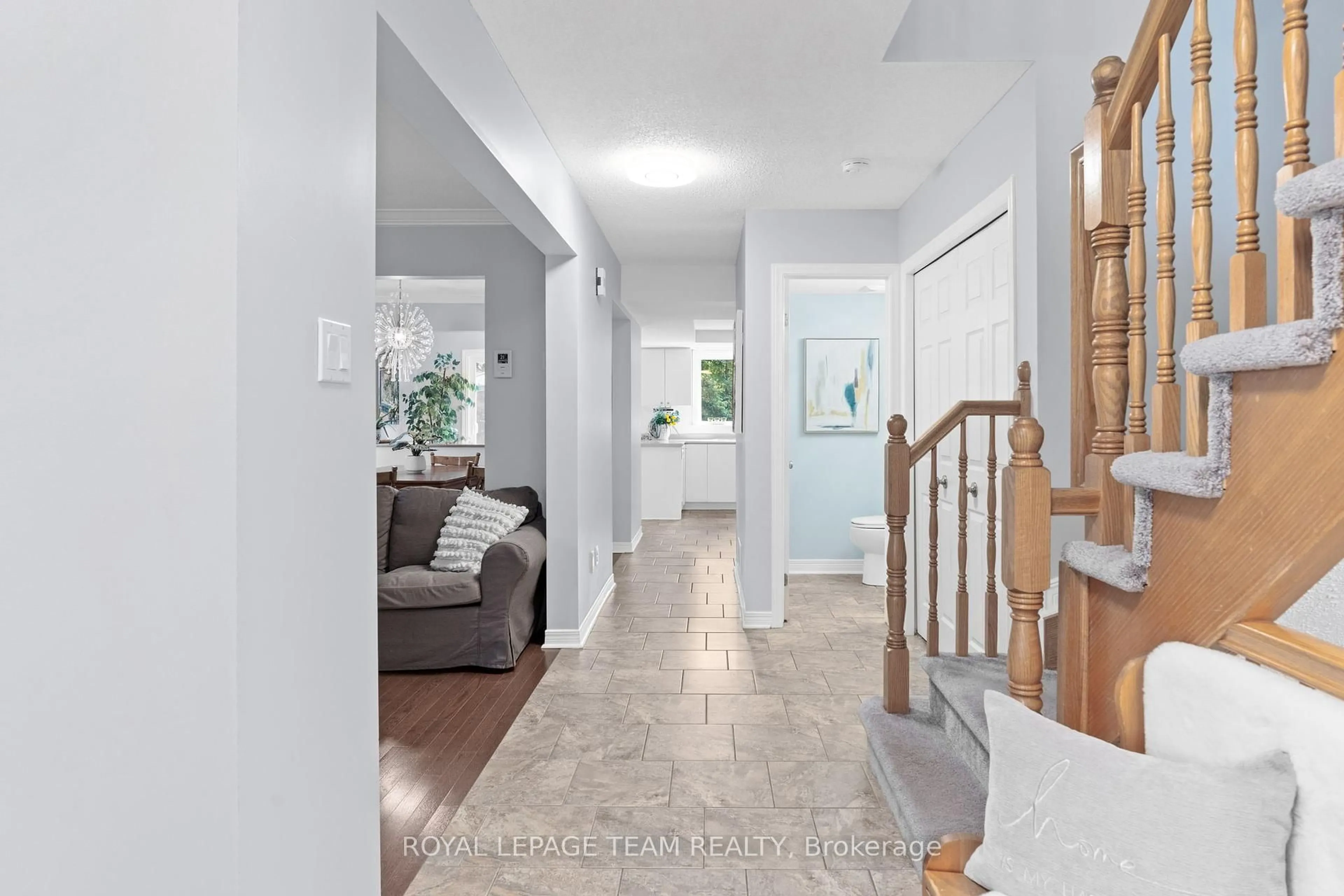 Indoor entryway for 71 Grenadier Way, Ottawa Ontario K2J 4L4