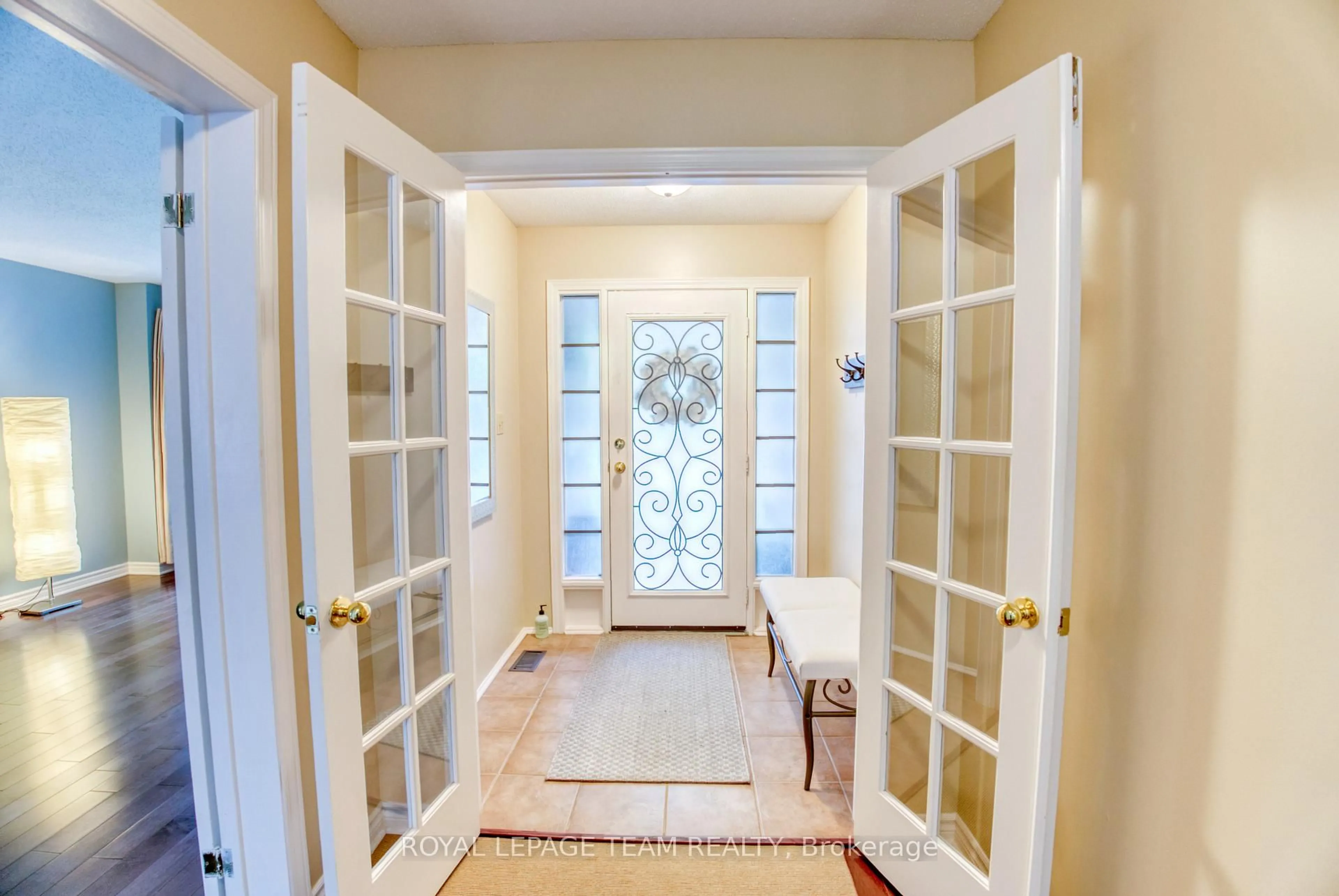 Indoor entryway for 27 Sherk Cres, Kanata Ontario K2K 2L3