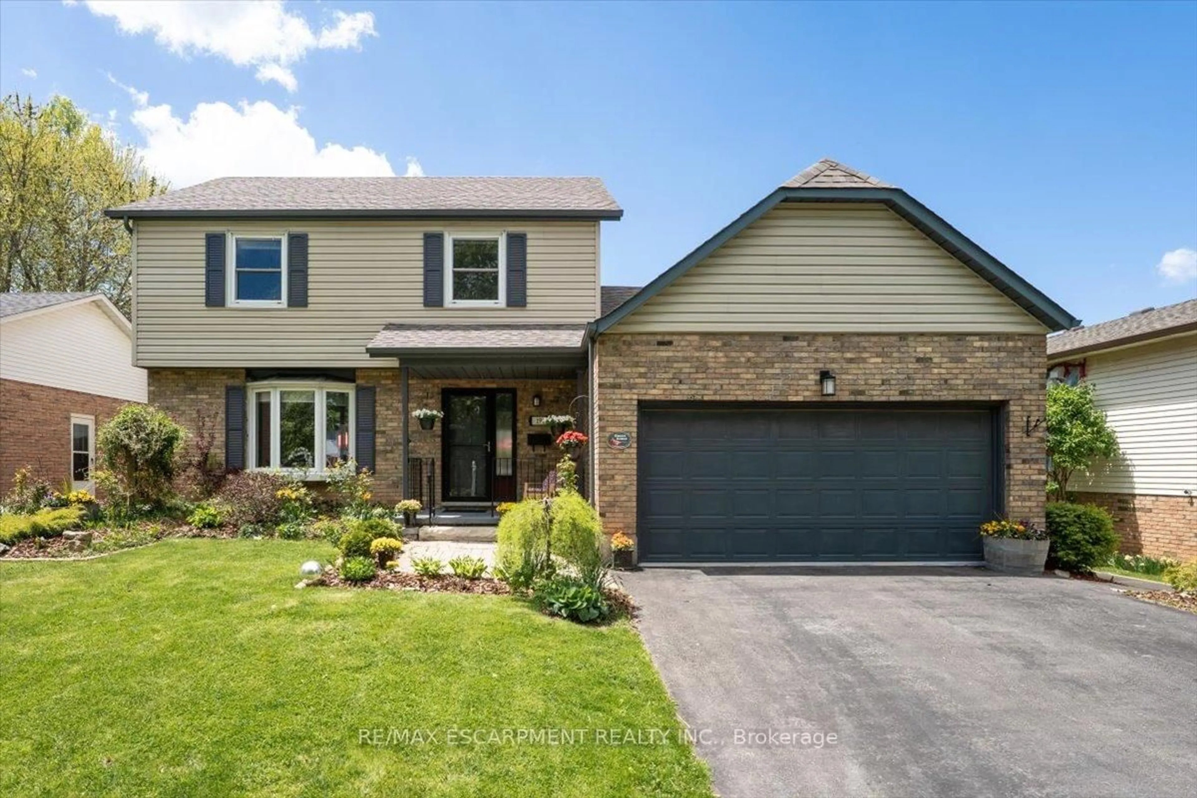 Home with brick exterior material, street for 19 BAL HARBOUR Dr, Grimsby Ontario L3M 4P4