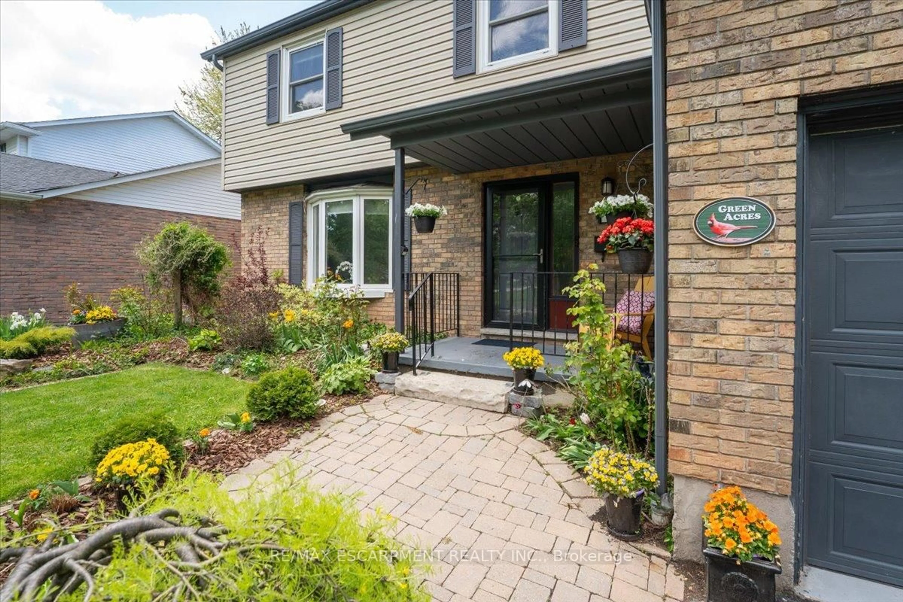 Home with brick exterior material, street for 19 BAL HARBOUR Dr, Grimsby Ontario L3M 4P4