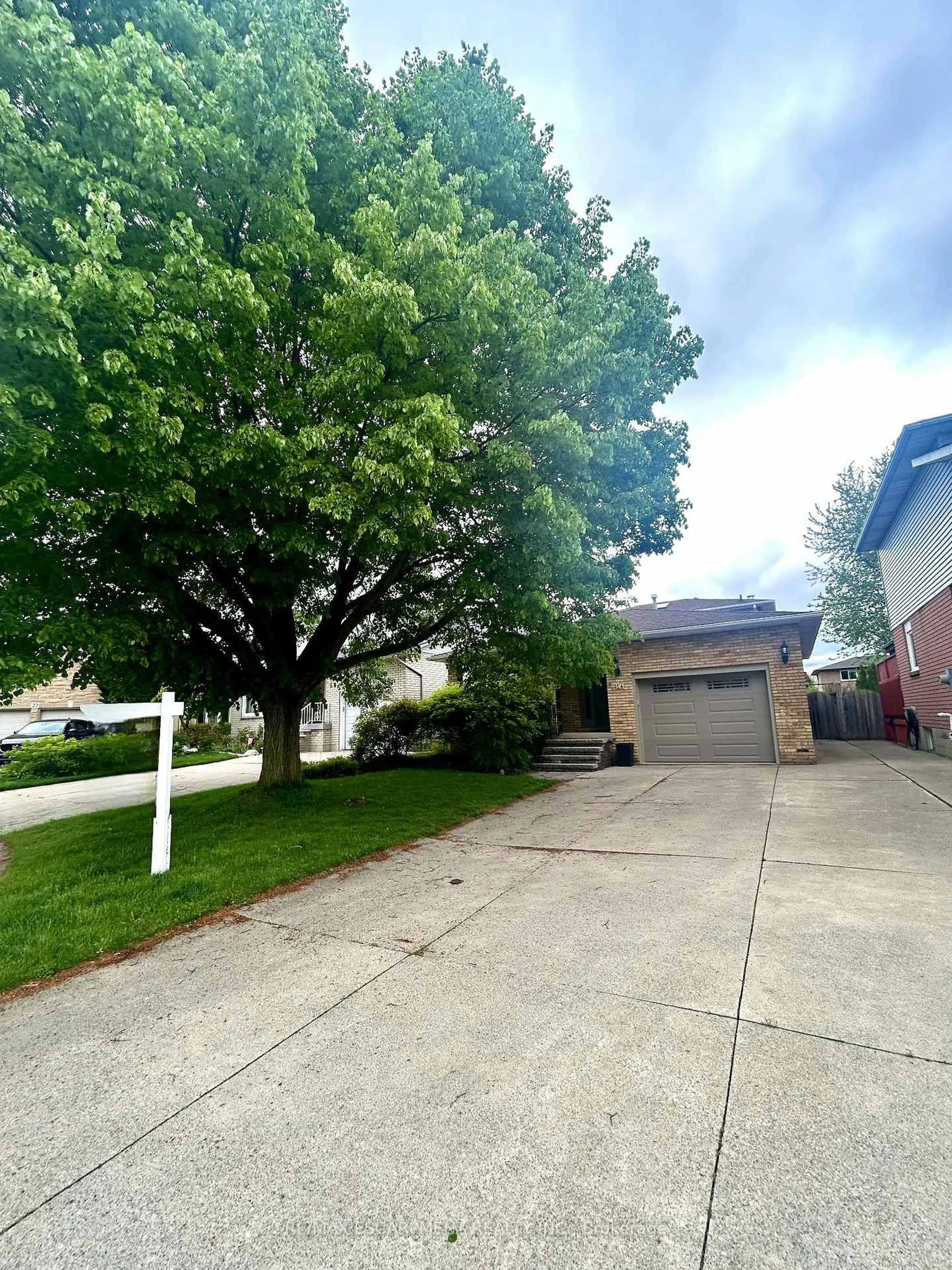 A pic from outside/outdoor area/front of a property/back of a property/a pic from drone, street for 14 Vista Crt, Hamilton Ontario L9B 1X2