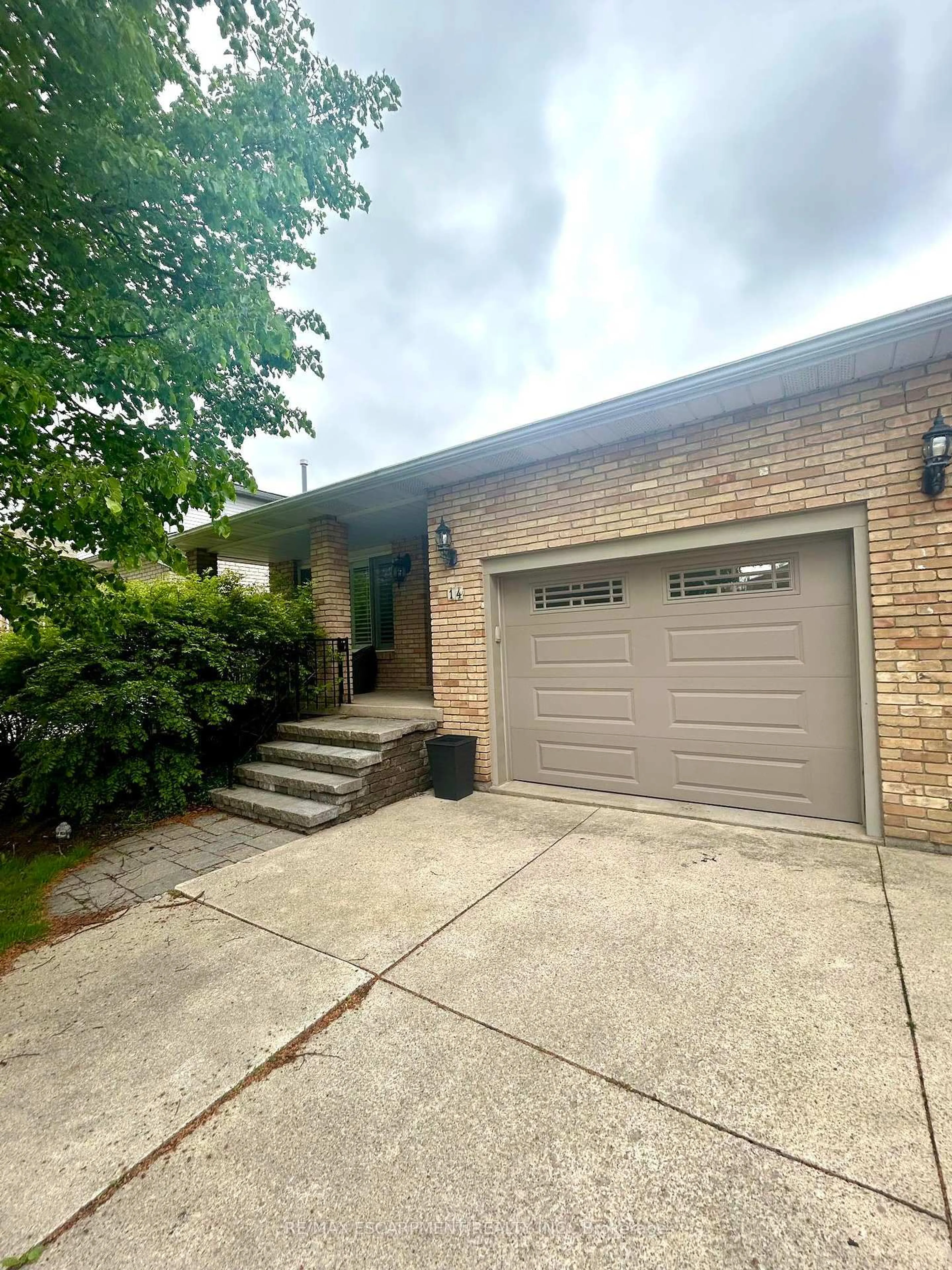 Unknown for 14 Vista Crt, Hamilton Ontario L9B 1X2