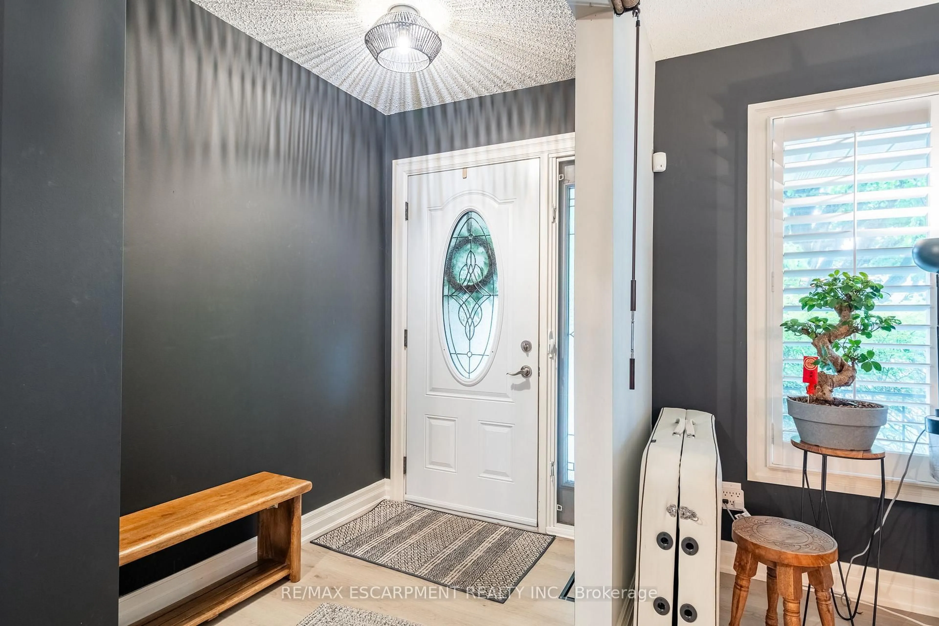 Indoor entryway for 14 Vista Crt, Hamilton Ontario L9B 1X2