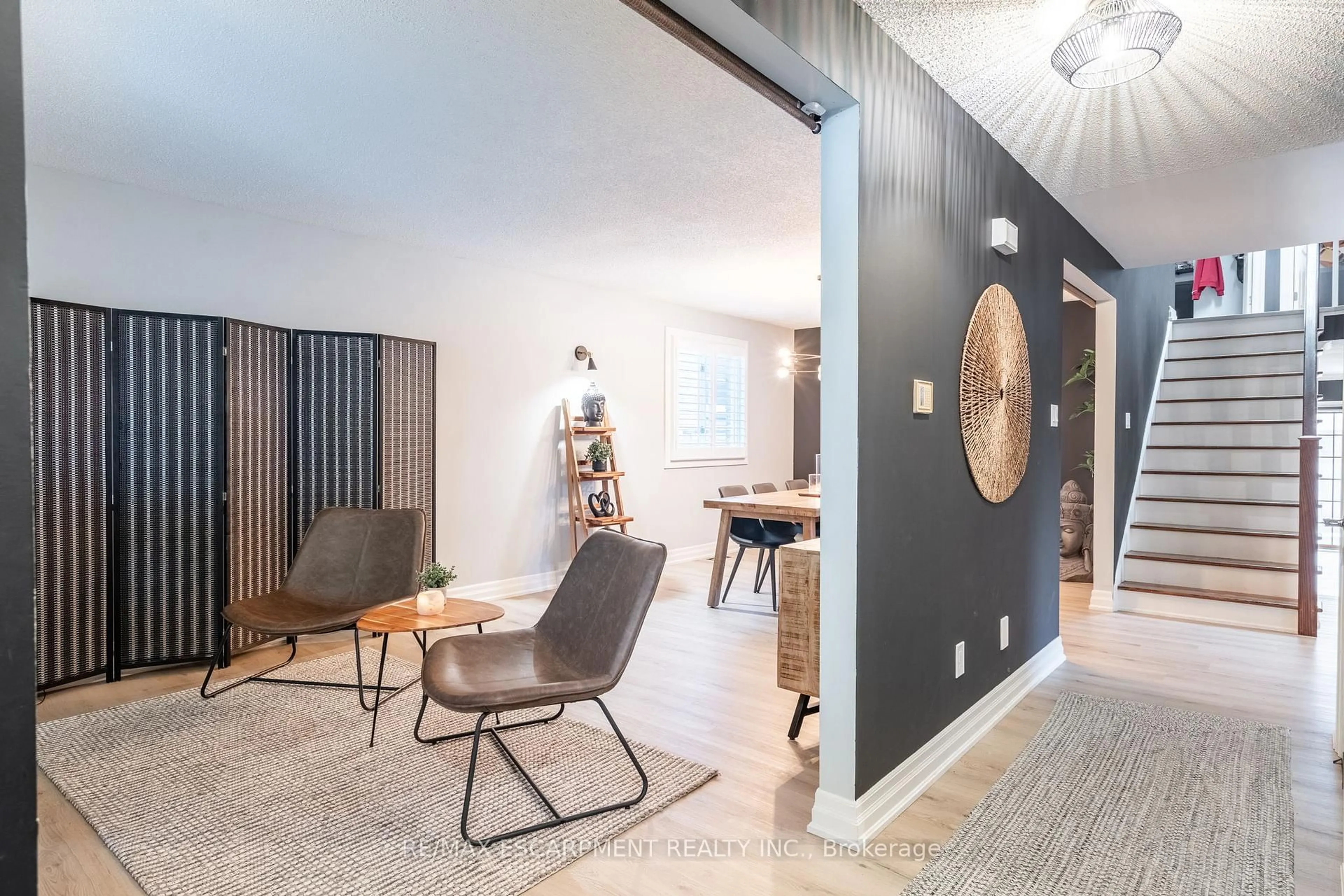 Indoor entryway for 14 Vista Crt, Hamilton Ontario L9B 1X2