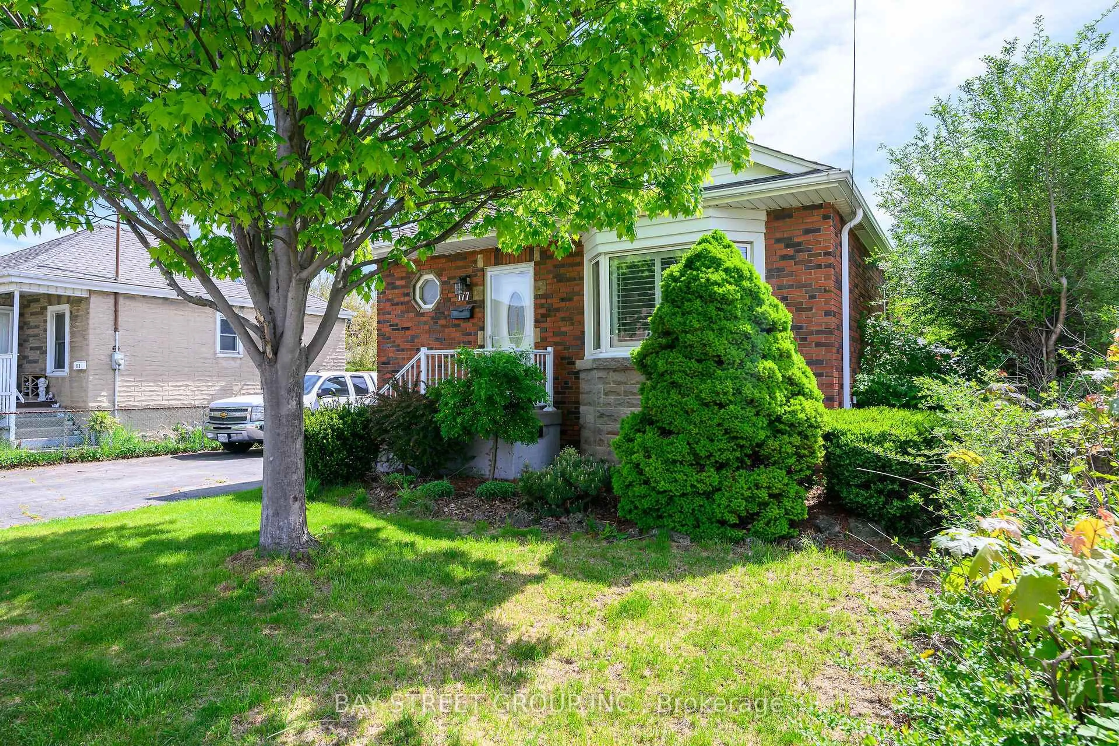 Home with brick exterior material, street for 177 East 31st St, Hamilton Ontario L8V 3P4