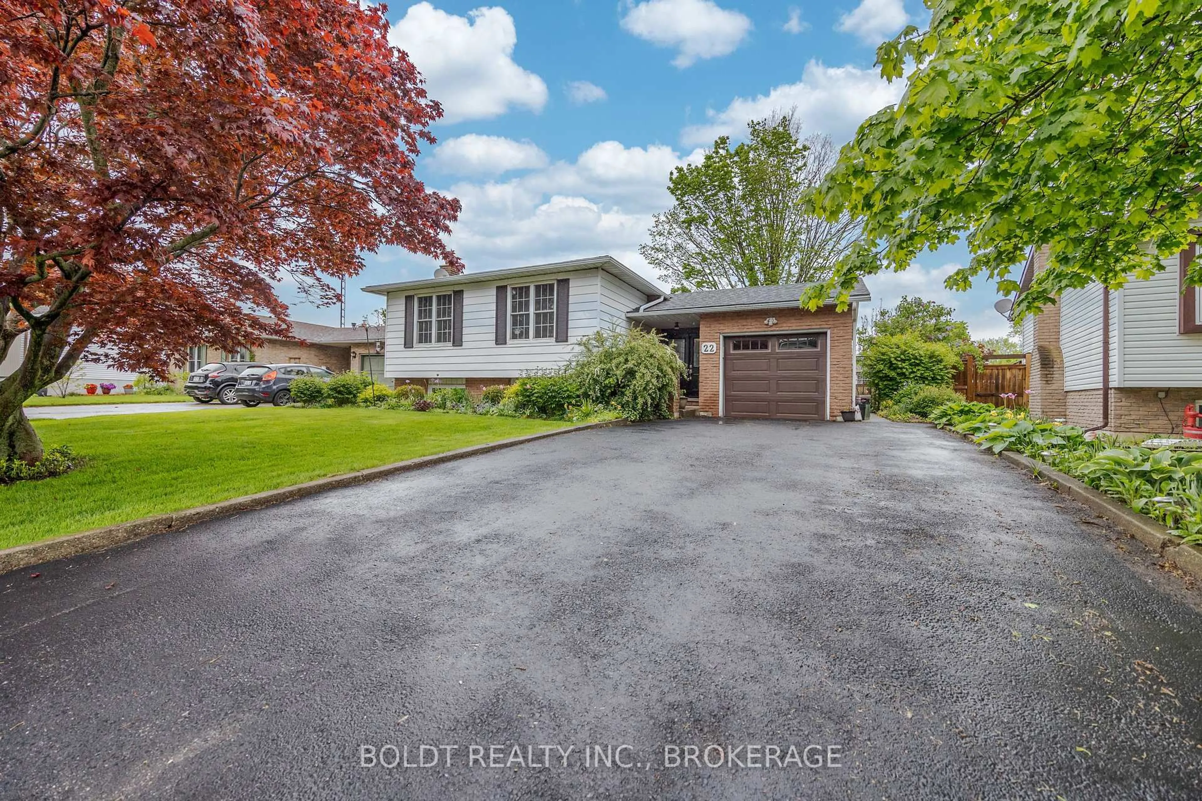 A pic from outside/outdoor area/front of a property/back of a property/a pic from drone, street for 22 Mergl Dr, Haldimand Ontario N0A 1N4