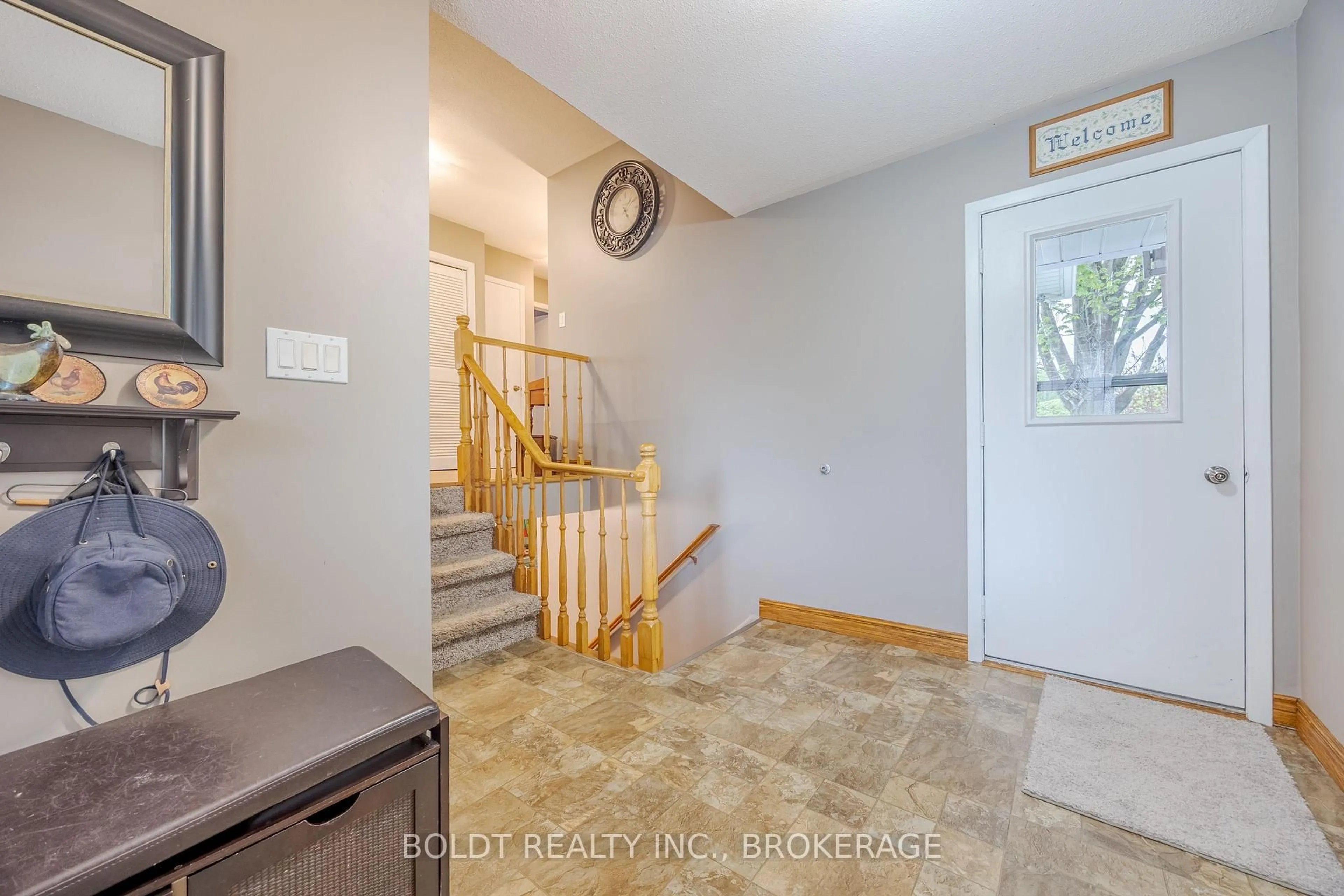Indoor entryway for 22 Mergl Dr, Haldimand Ontario N0A 1N4
