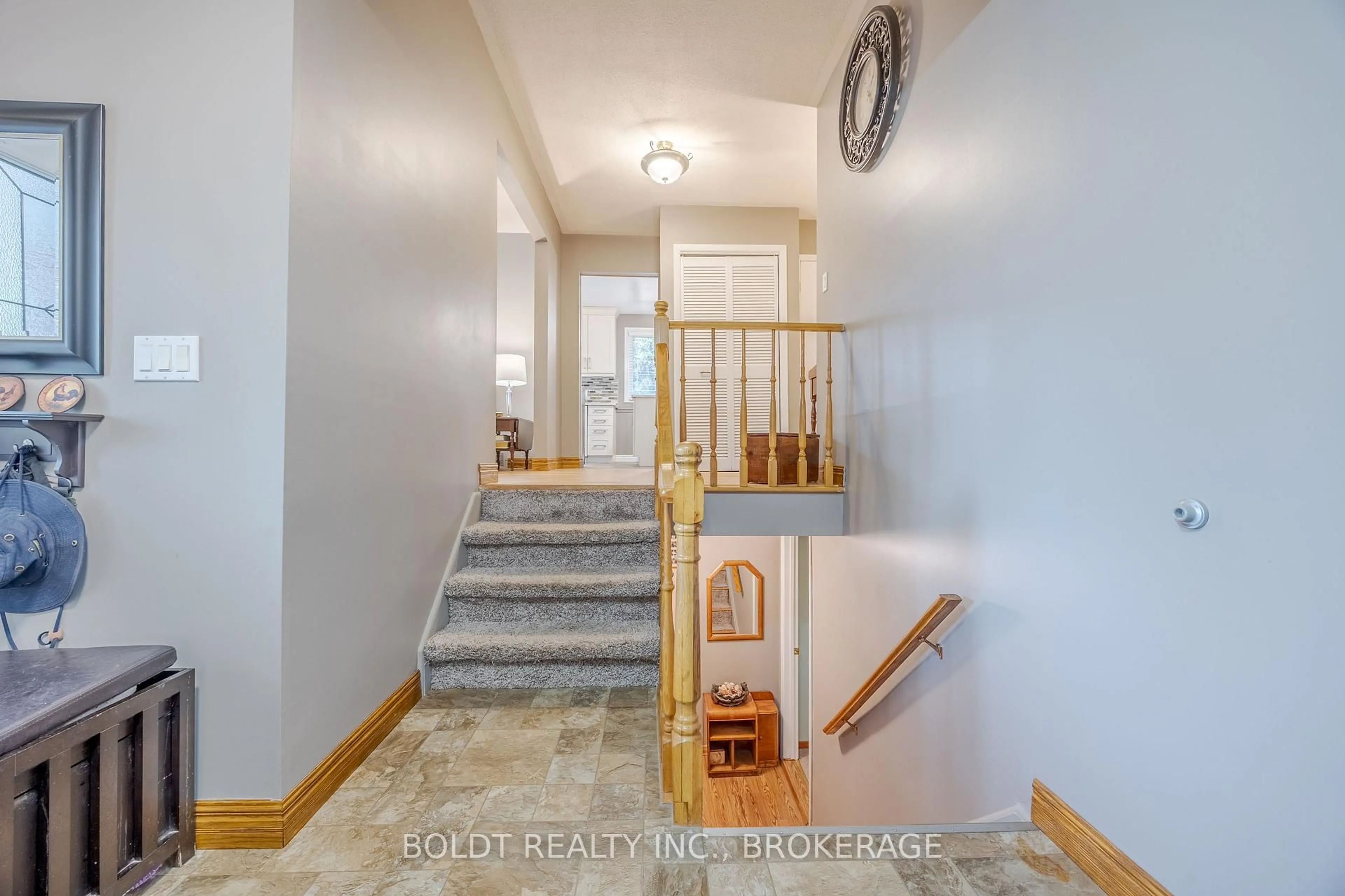 Indoor foyer for 22 Mergl Dr, Haldimand Ontario N0A 1N4
