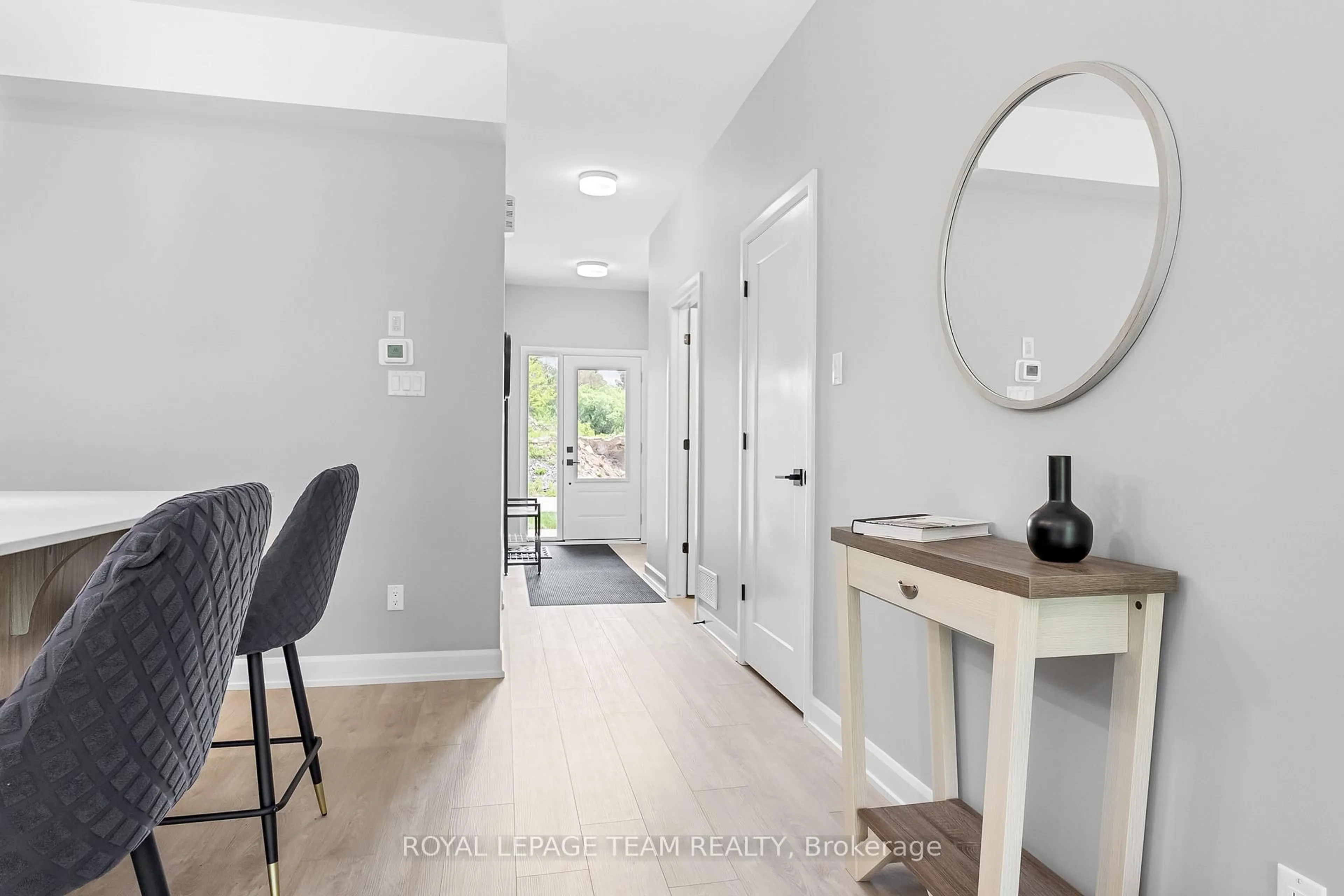 Indoor entryway for 350 LEWIS W St, Merrickville-Wolford Ontario K0G 1N0