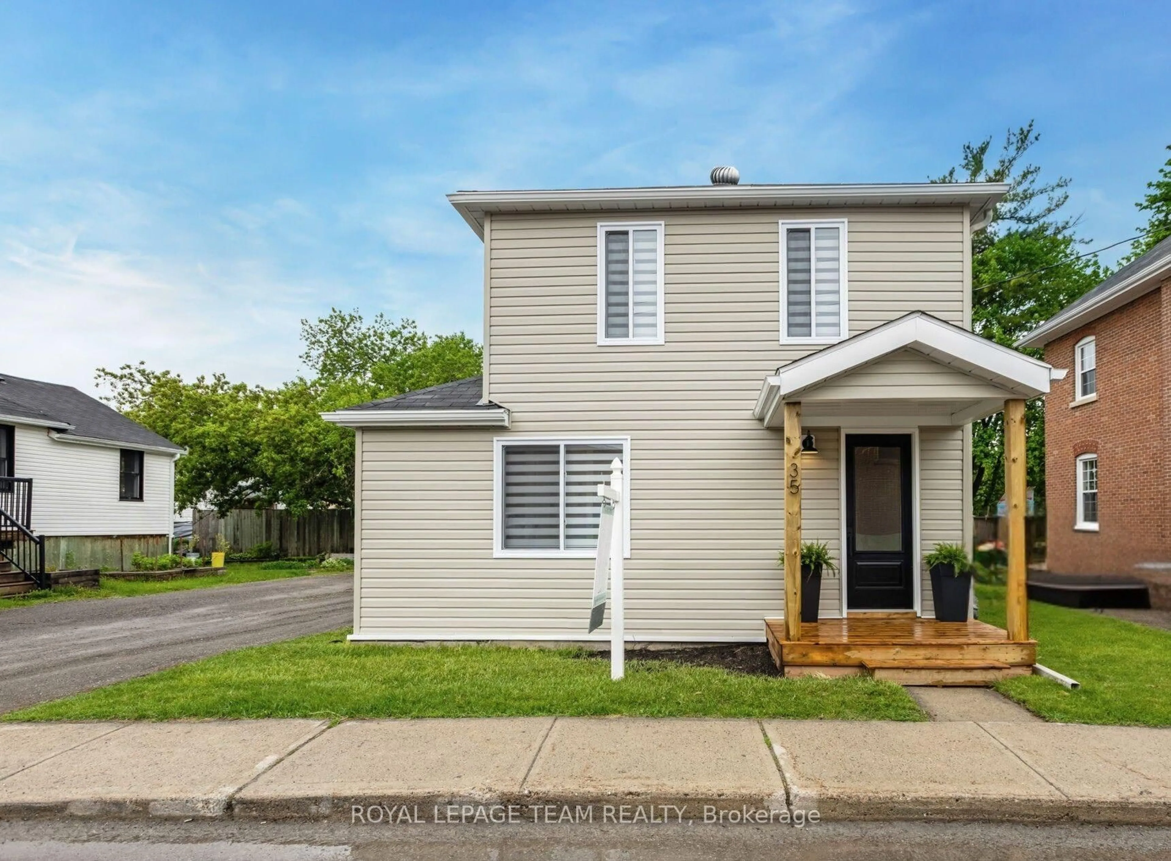 Home with vinyl exterior material, street for 35 Edward St, Arnprior Ontario K7S 2X3