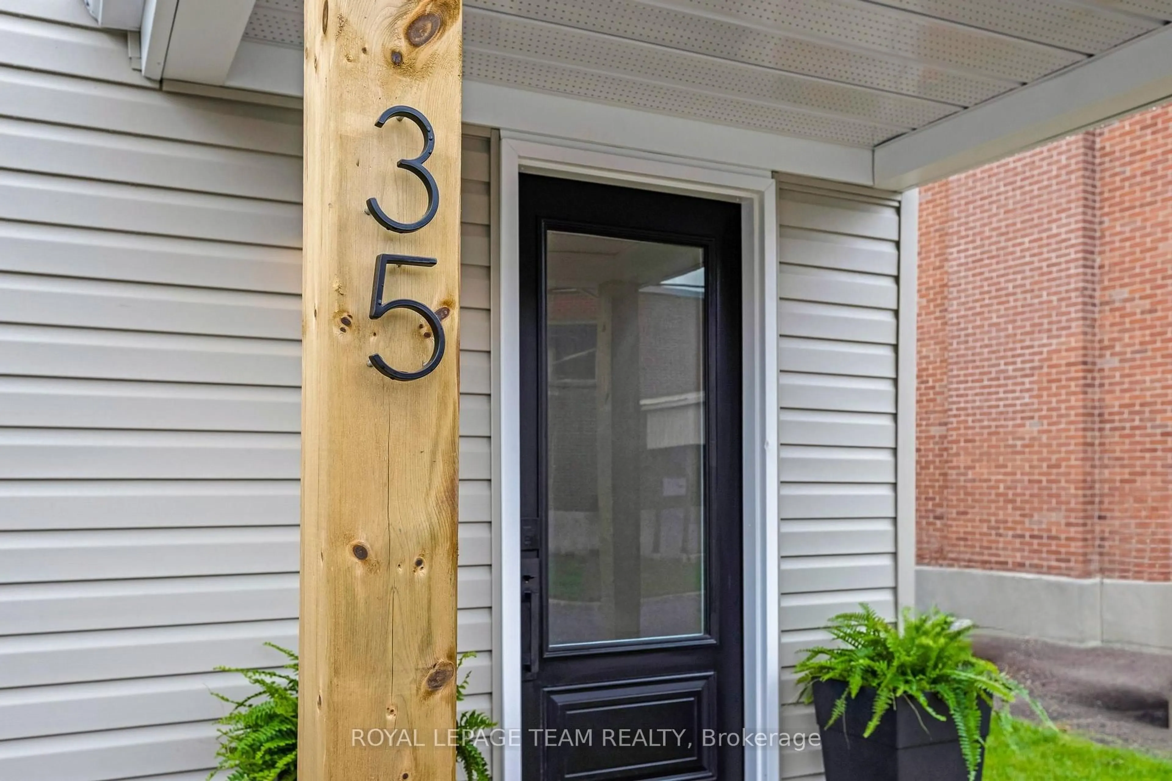 Indoor entryway for 35 Edward St, Arnprior Ontario K7S 2X3