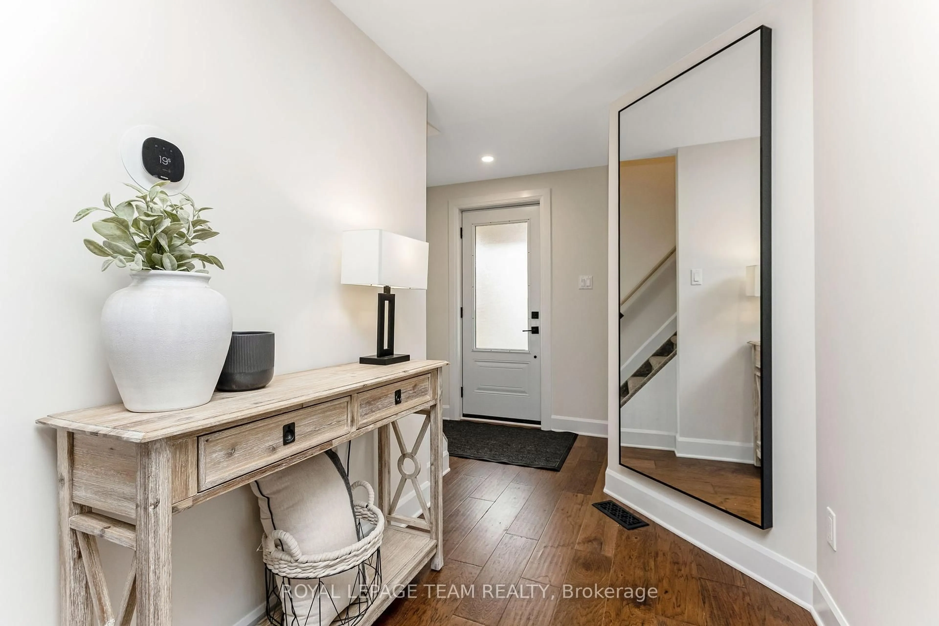 Indoor entryway for 35 Edward St, Arnprior Ontario K7S 2X3