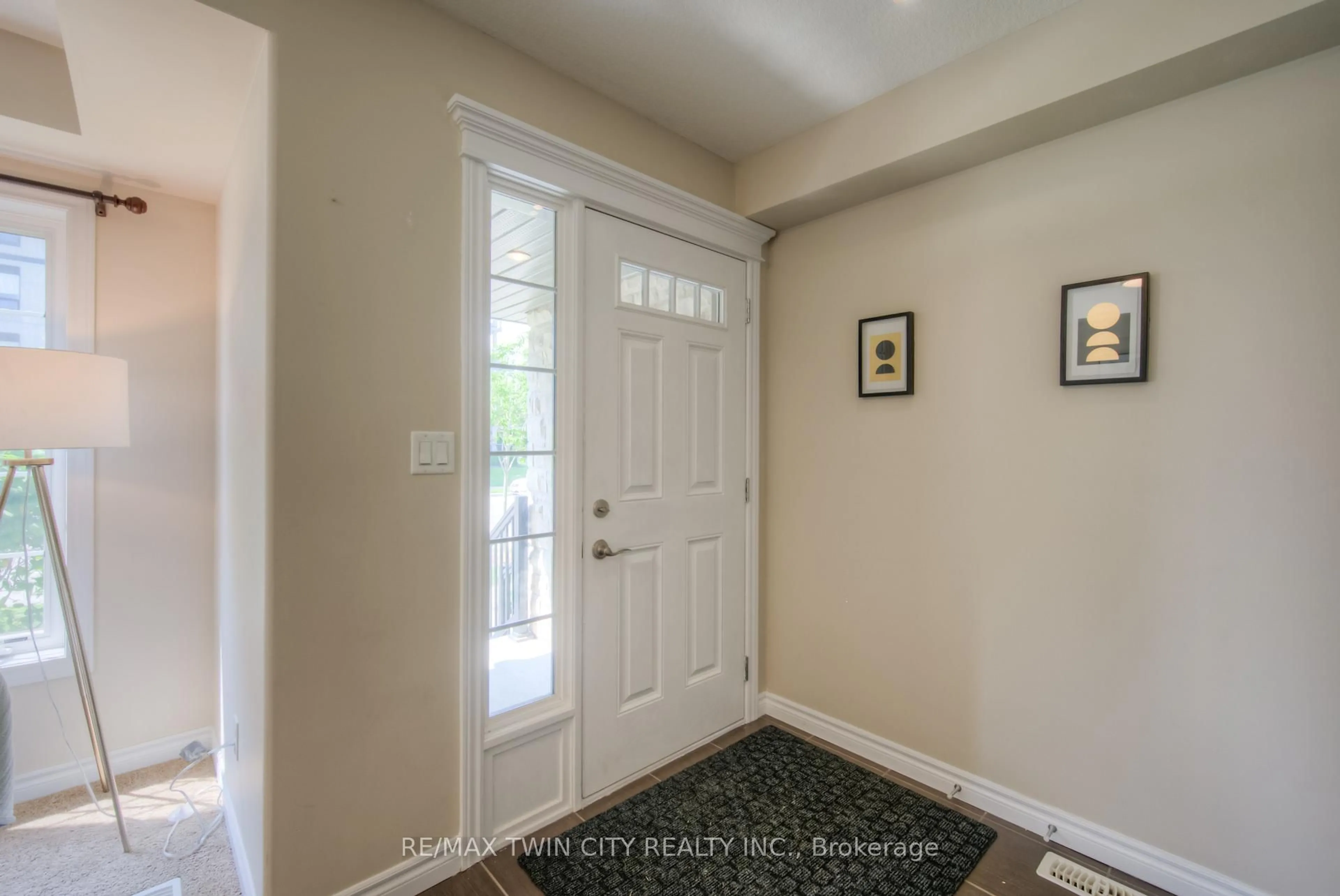 Indoor entryway for 635 Saginaw Pkwy #18, Cambridge Ontario N1T 0C1