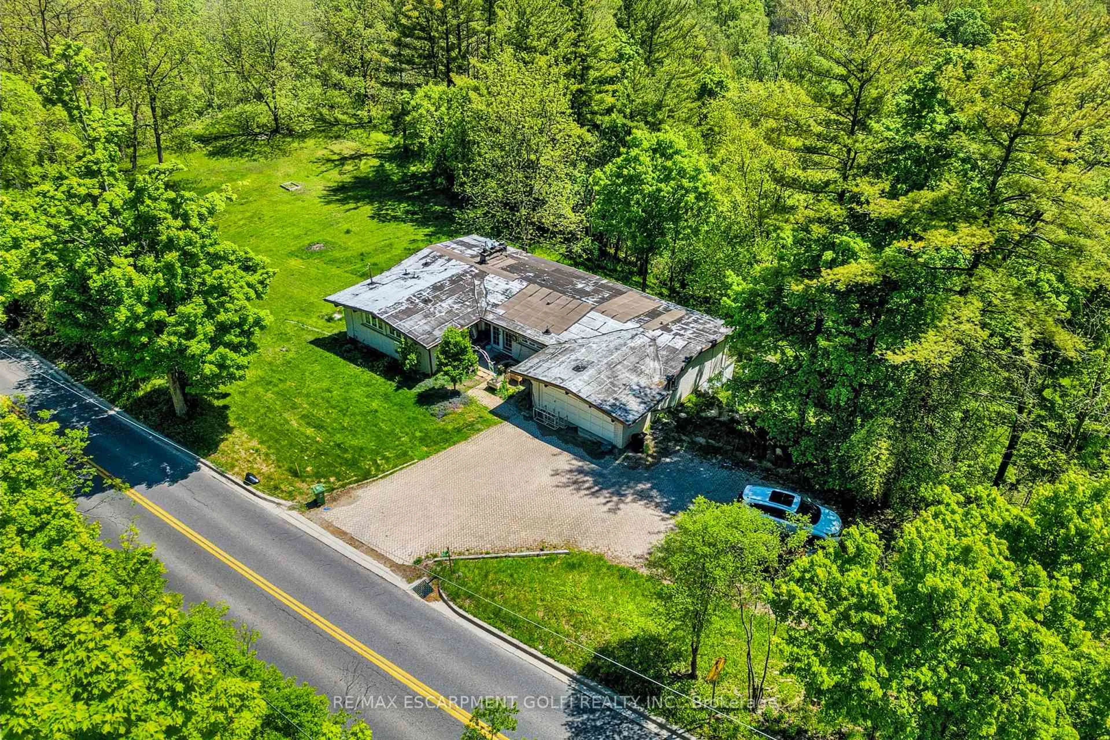 A pic from outside/outdoor area/front of a property/back of a property/a pic from drone, street for 932 OLD DUNDAS Rd, Hamilton Ontario L9H 5E3