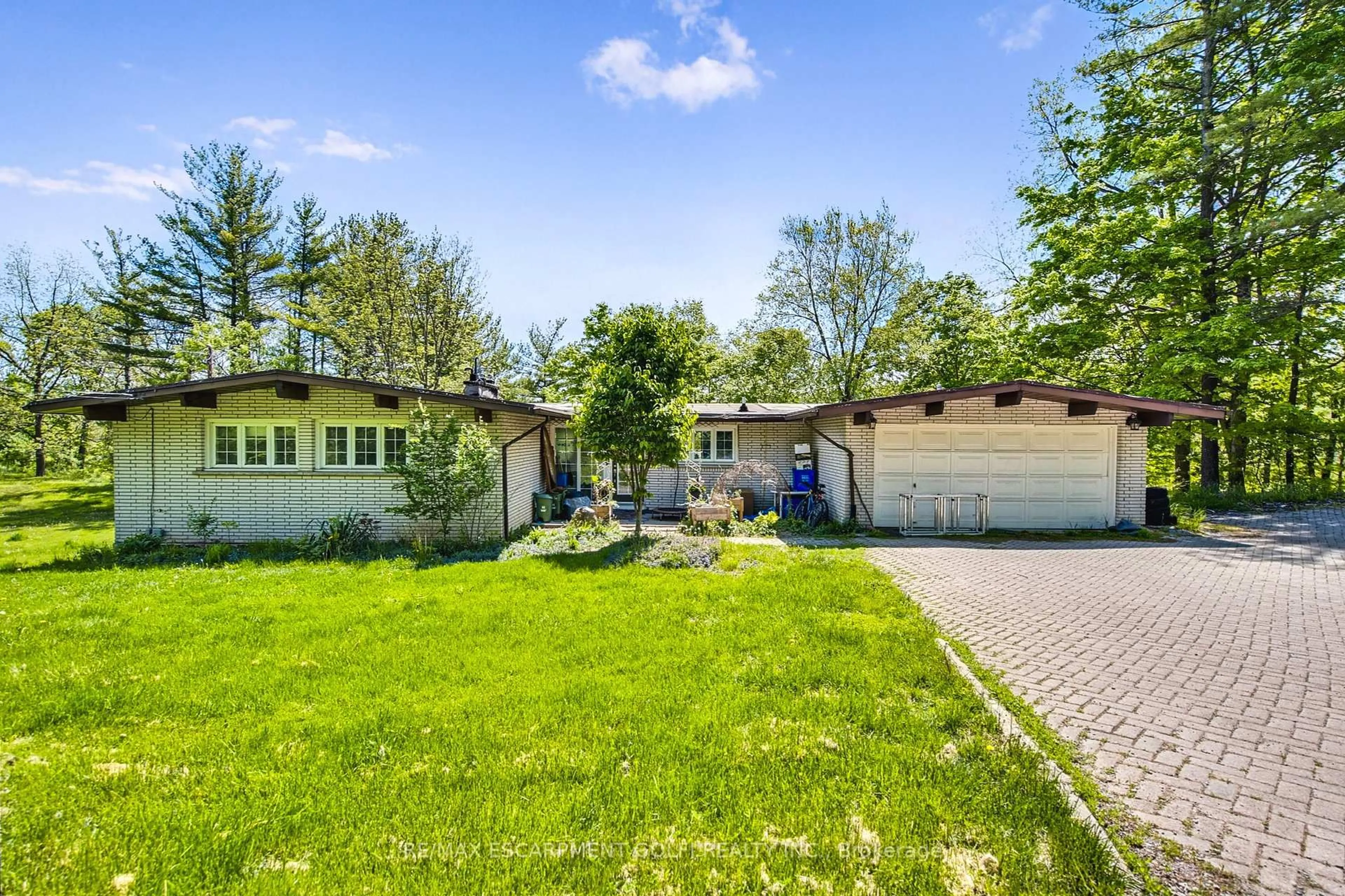 A pic from outside/outdoor area/front of a property/back of a property/a pic from drone, street for 932 OLD DUNDAS Rd, Hamilton Ontario L9H 5E3
