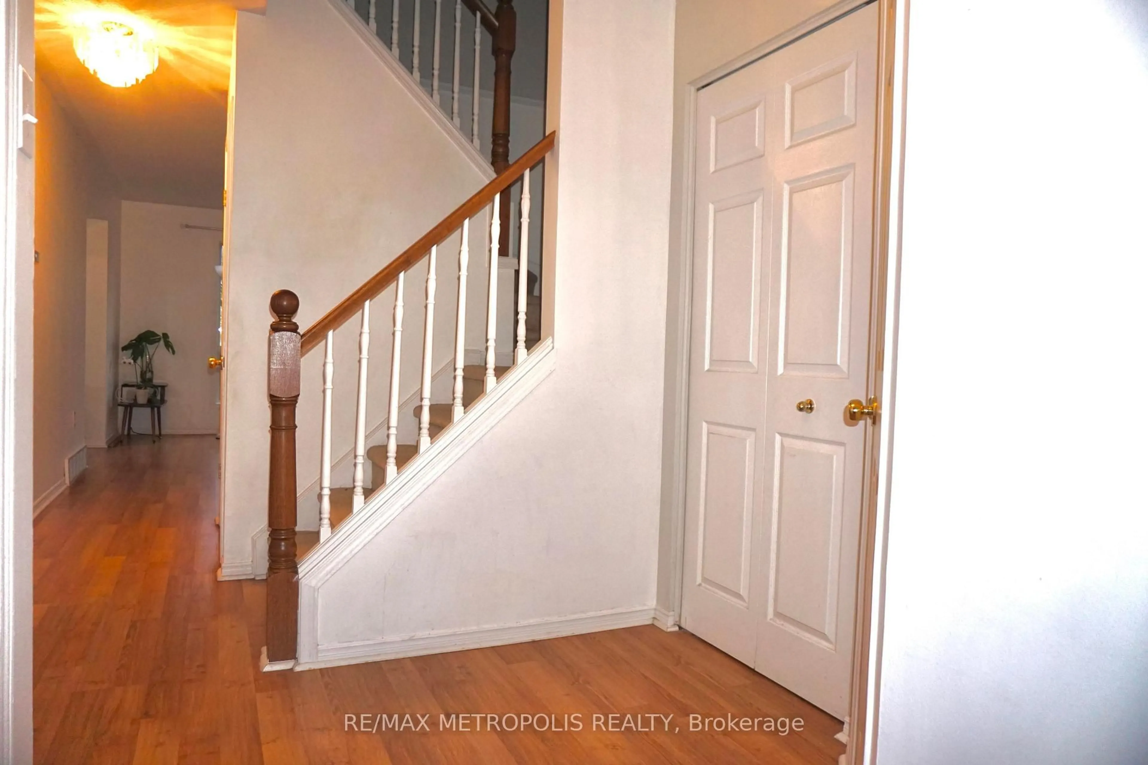 Indoor entryway for 33 Phair Cres, London South Ontario N5Z 5B5