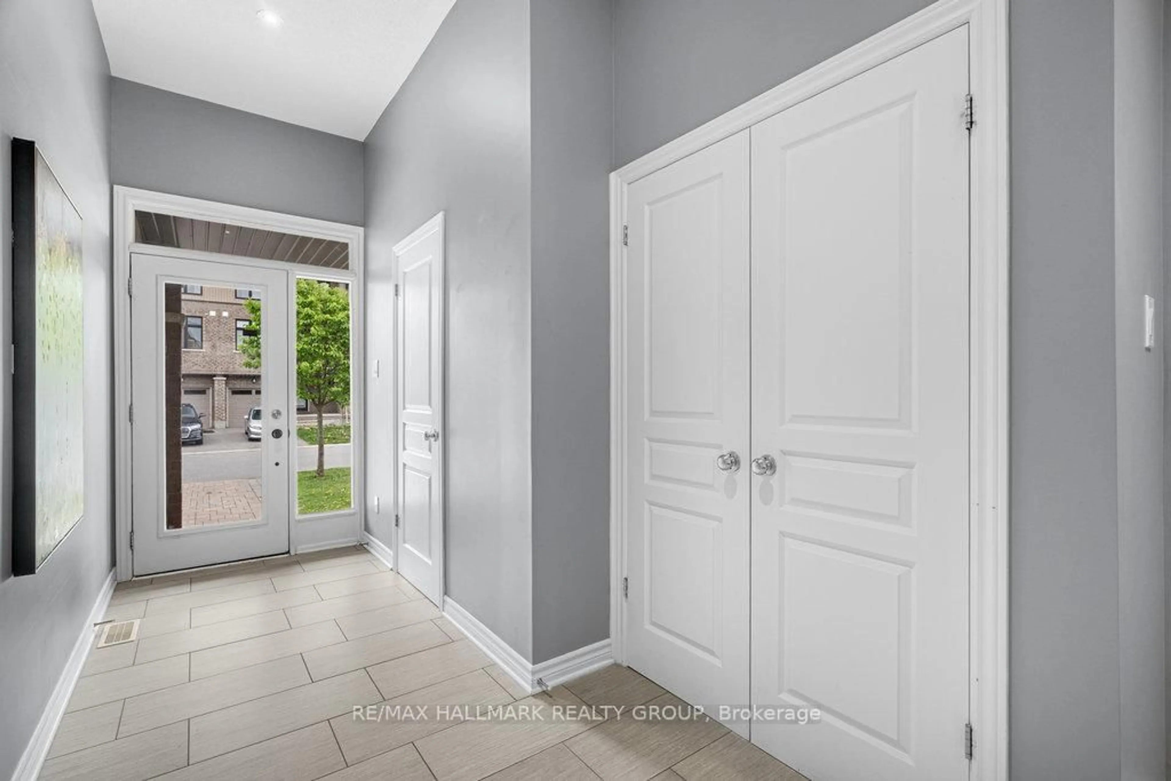 Indoor entryway for 107 Nutting Cres, Ottawa Ontario K4M 0C3