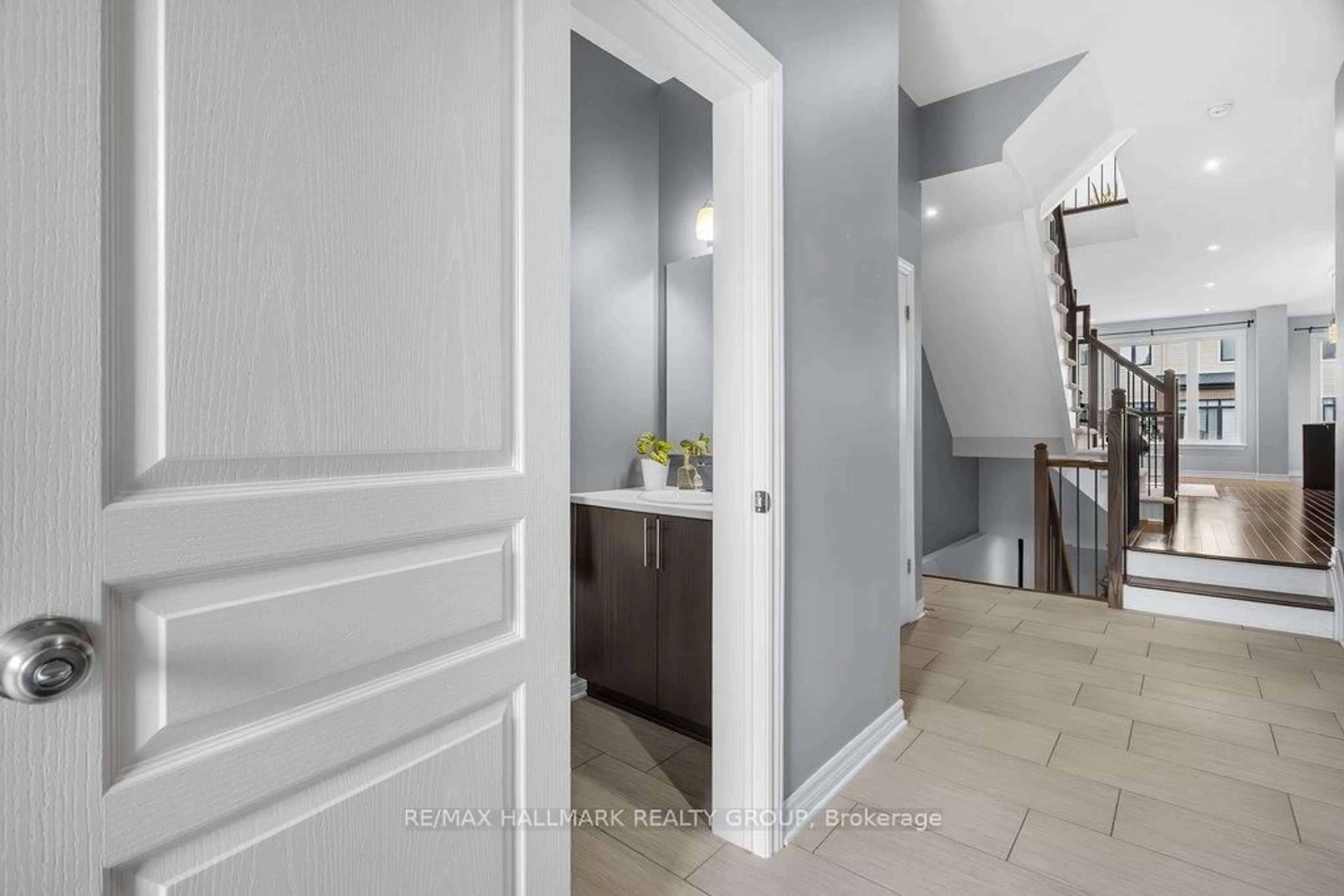 Indoor entryway for 107 Nutting Cres, Ottawa Ontario K4M 0C3