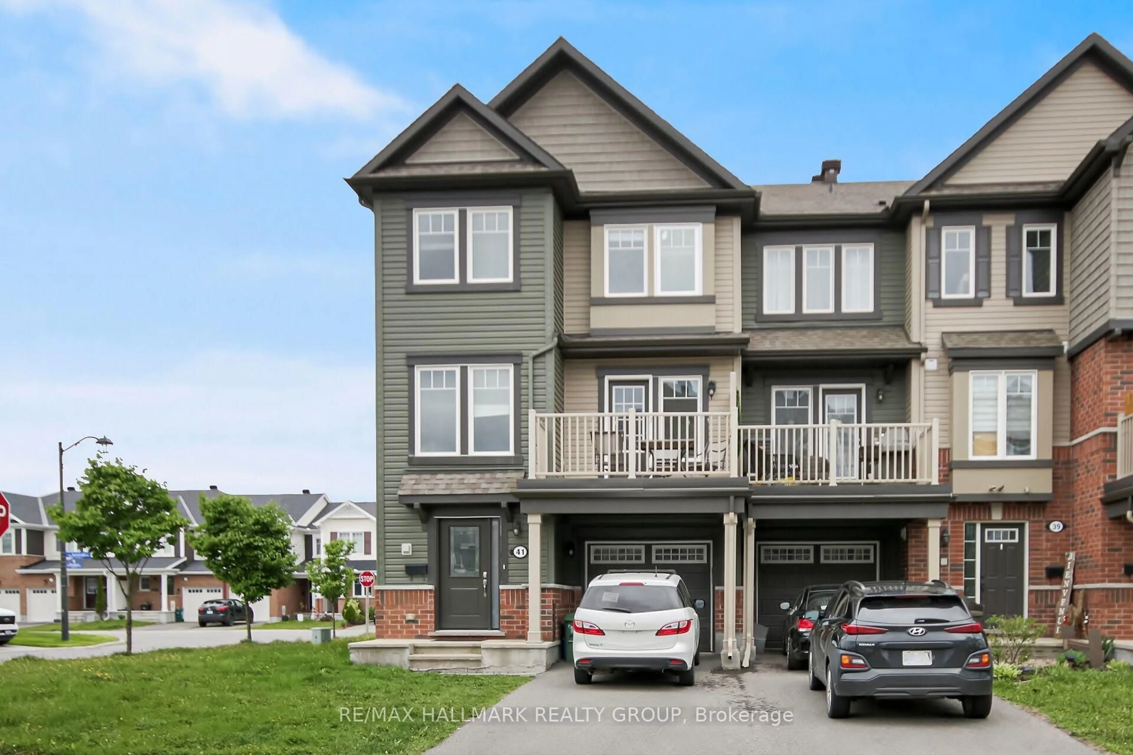 Home with vinyl exterior material, street for 41 Maroma St, Ottawa Ontario K4A 1A3