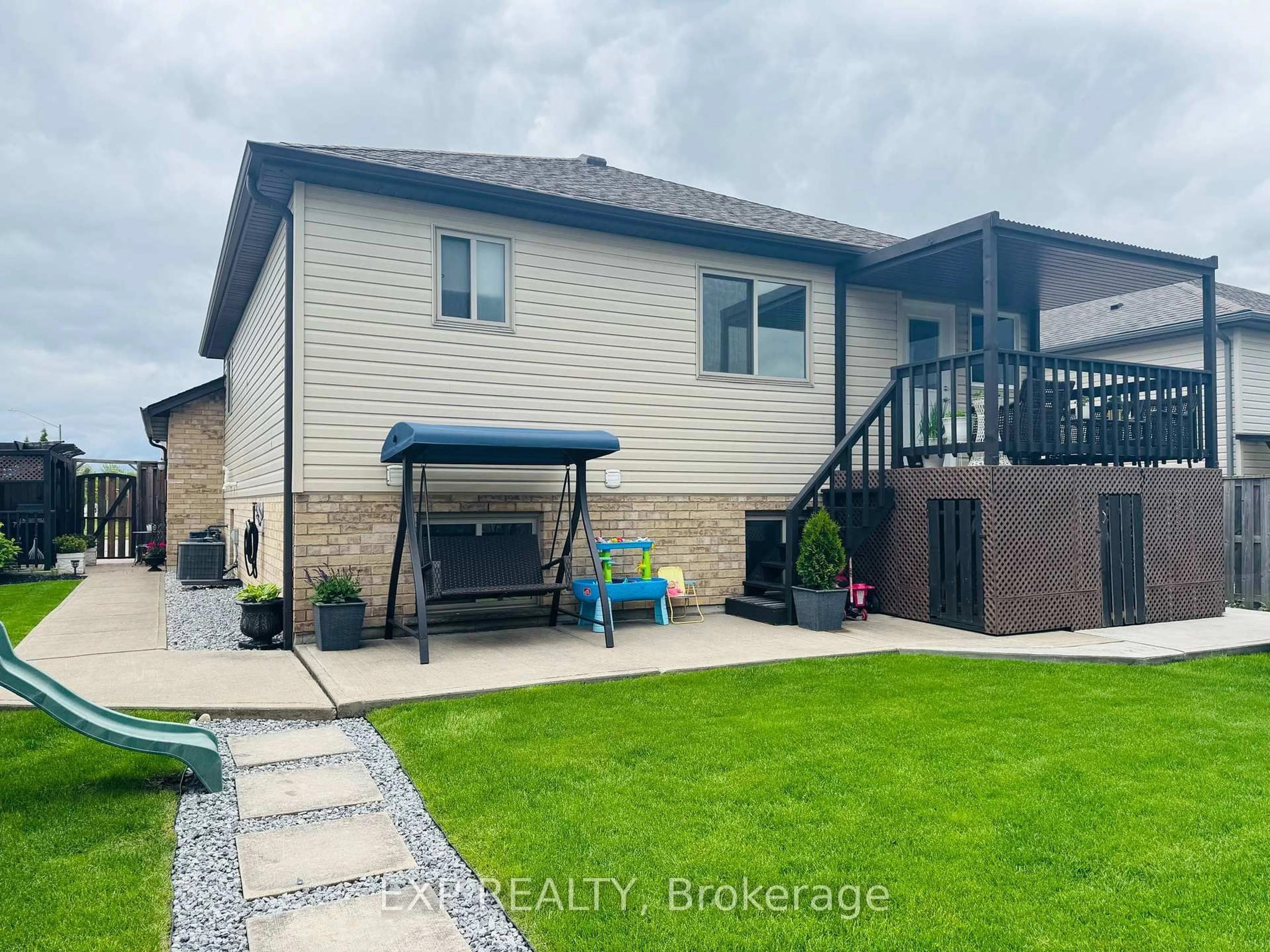 A pic from outside/outdoor area/front of a property/back of a property/a pic from drone, water/lake/river/ocean view for 6097 PARKSIDE Rd, Niagara Falls Ontario L2H 0J4