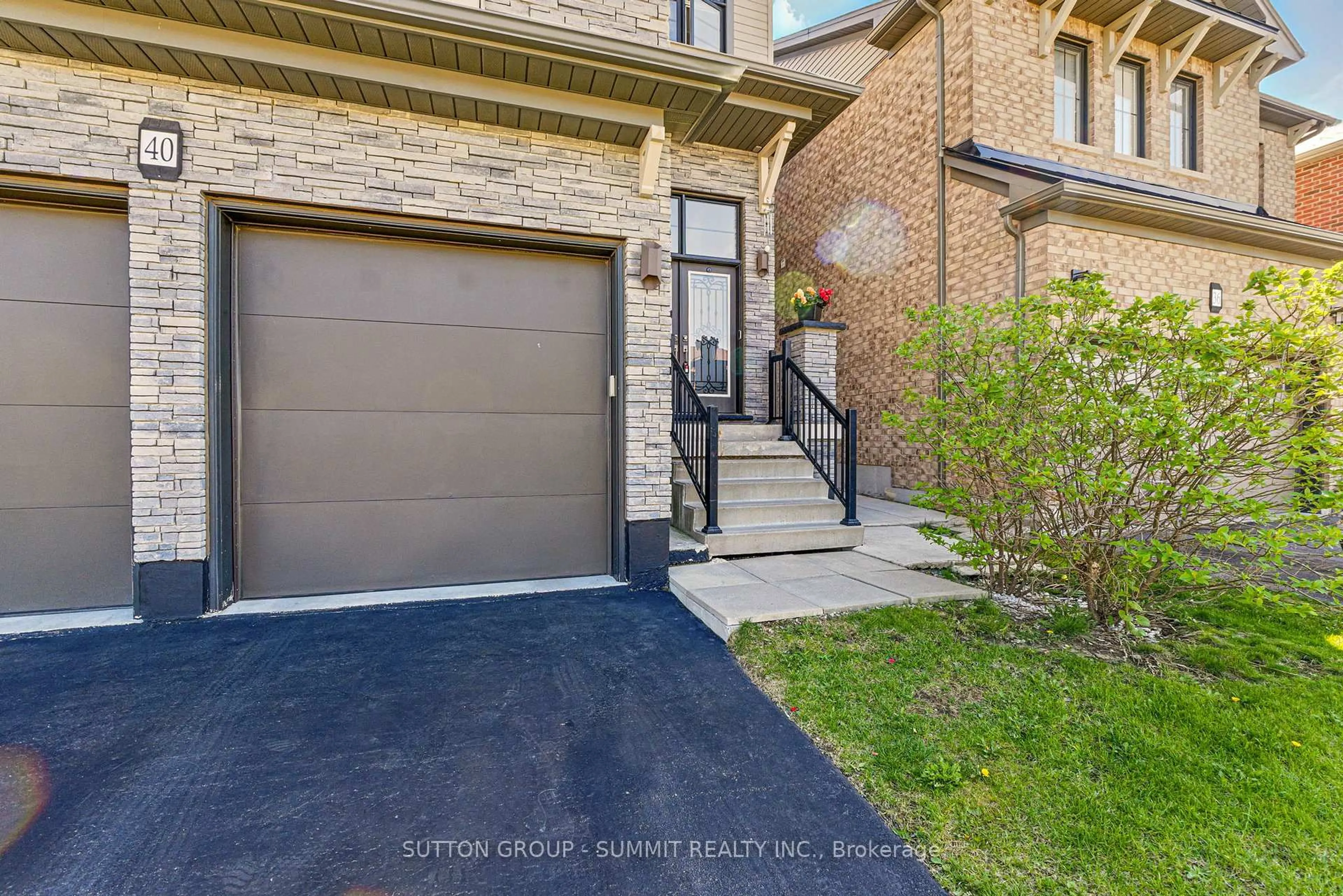 Home with brick exterior material, street for 40 Aldgate Ave, Hamilton Ontario L8J 0H9