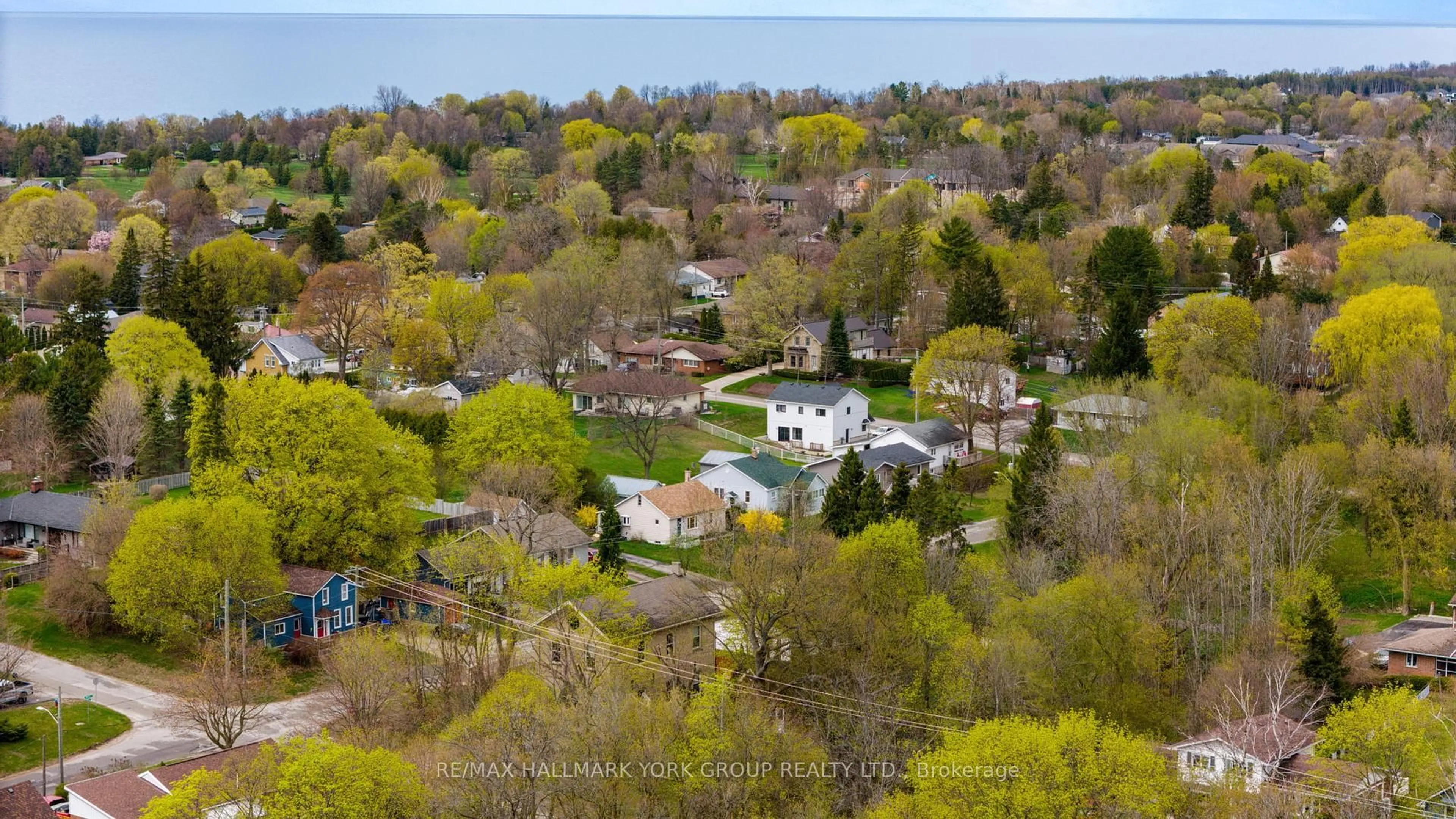 A pic from outside/outdoor area/front of a property/back of a property/a pic from drone, water/lake/river/ocean view for 1060 Princes St, Kincardine Ontario N2Z 1X8