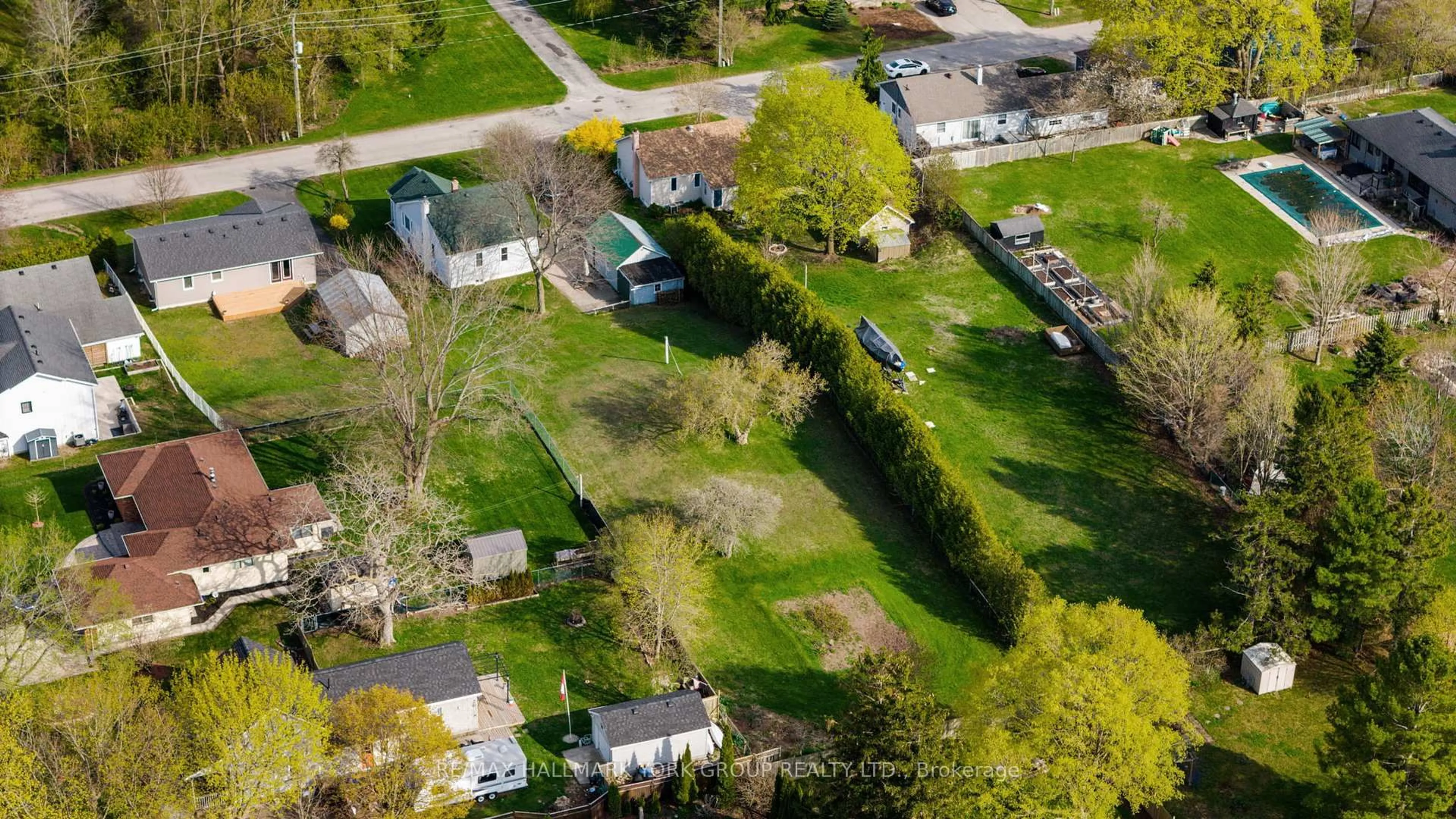 A pic from outside/outdoor area/front of a property/back of a property/a pic from drone, street for 1060 Princes St, Kincardine Ontario N2Z 1X8