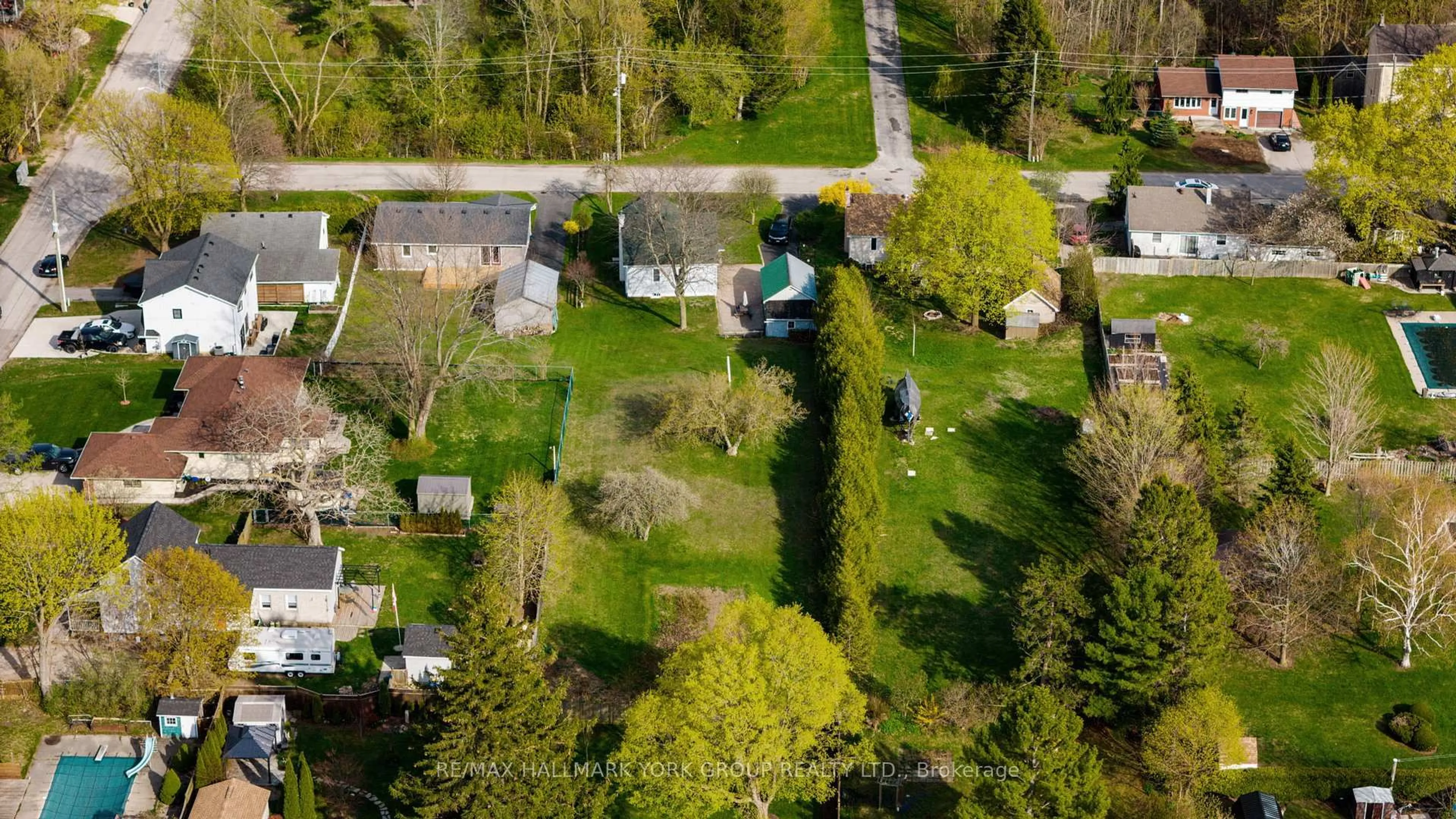A pic from outside/outdoor area/front of a property/back of a property/a pic from drone, street for 1060 Princes St, Kincardine Ontario N2Z 1X8