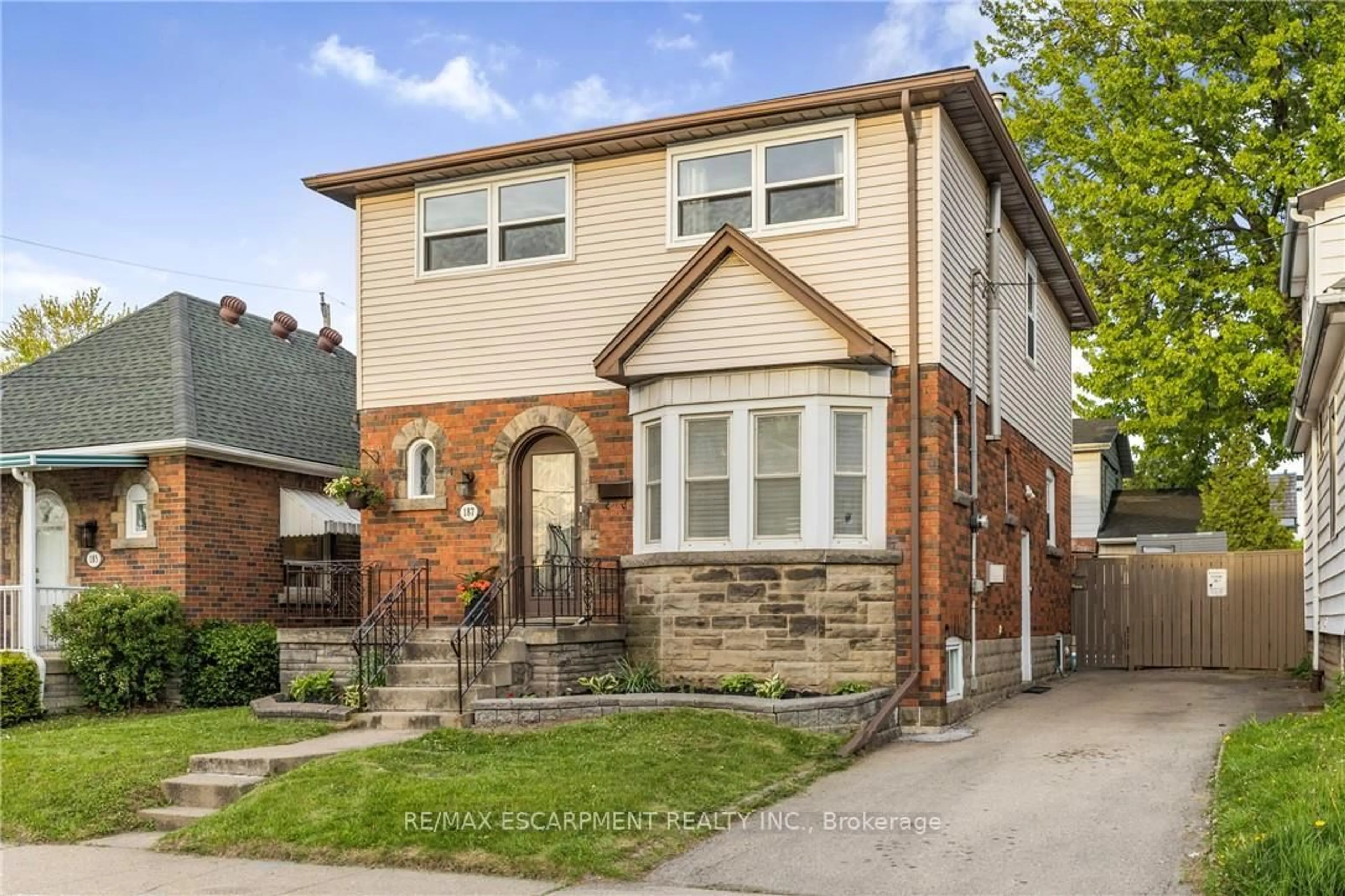 Home with brick exterior material, street for 187 West 2nd St, Hamilton Ontario L9C 3G2