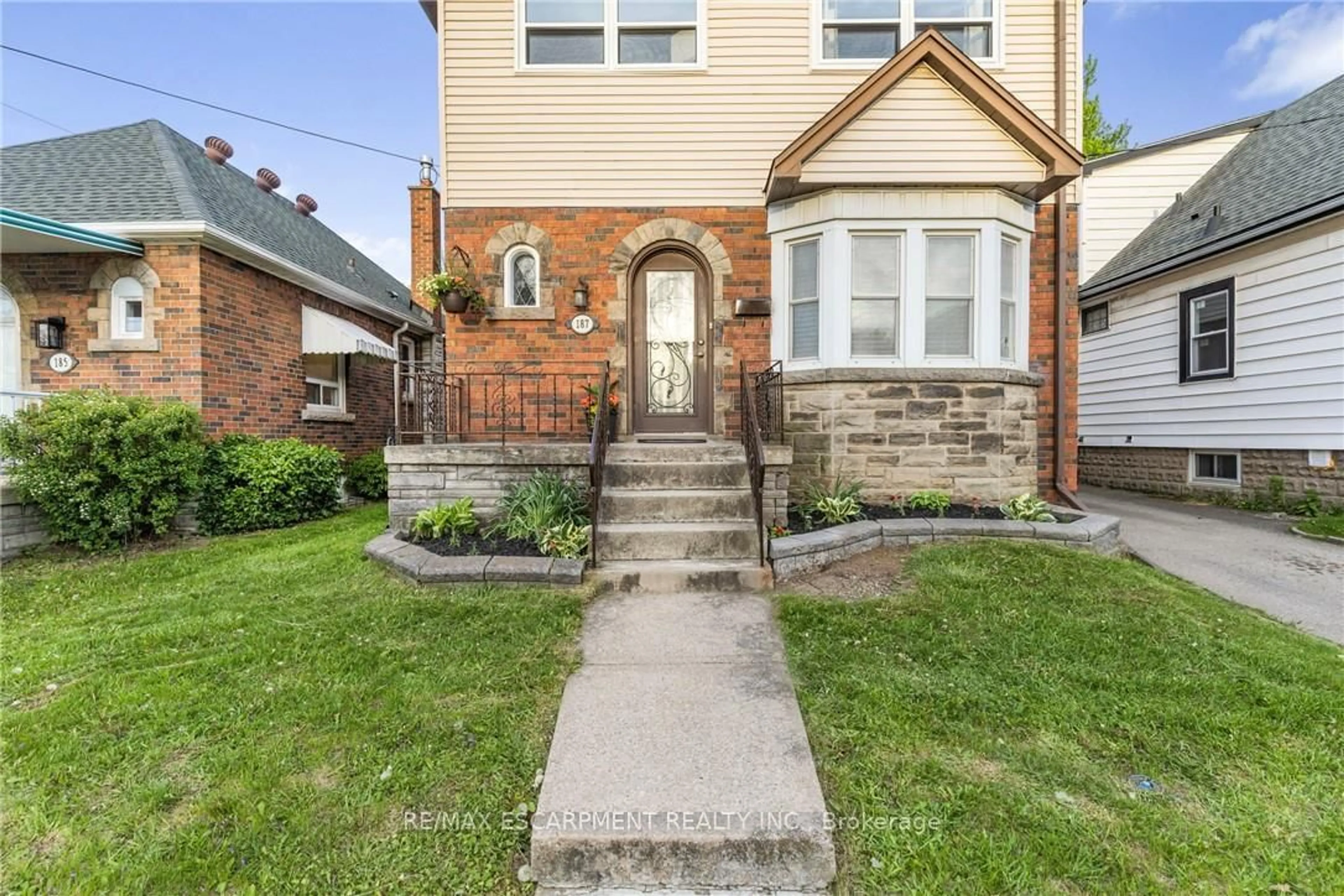 Home with brick exterior material, street for 187 West 2nd St, Hamilton Ontario L9C 3G2