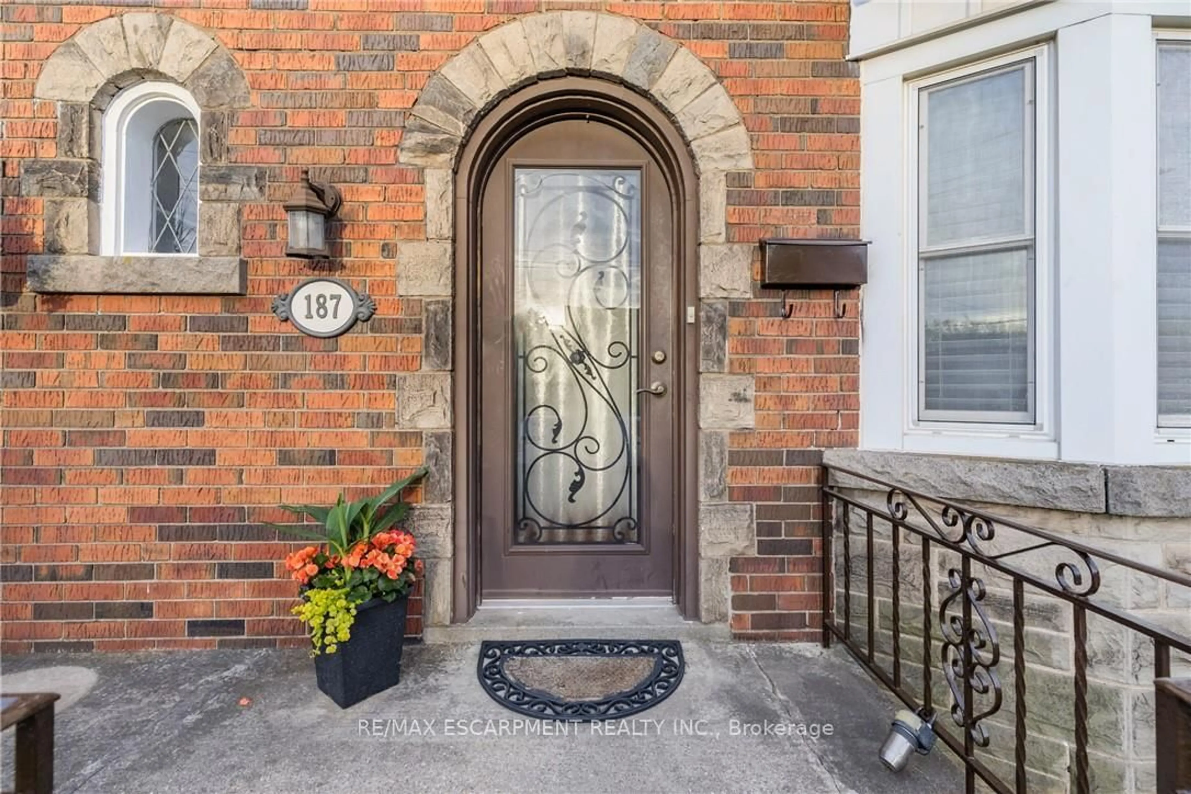Indoor entryway for 187 West 2nd St, Hamilton Ontario L9C 3G2