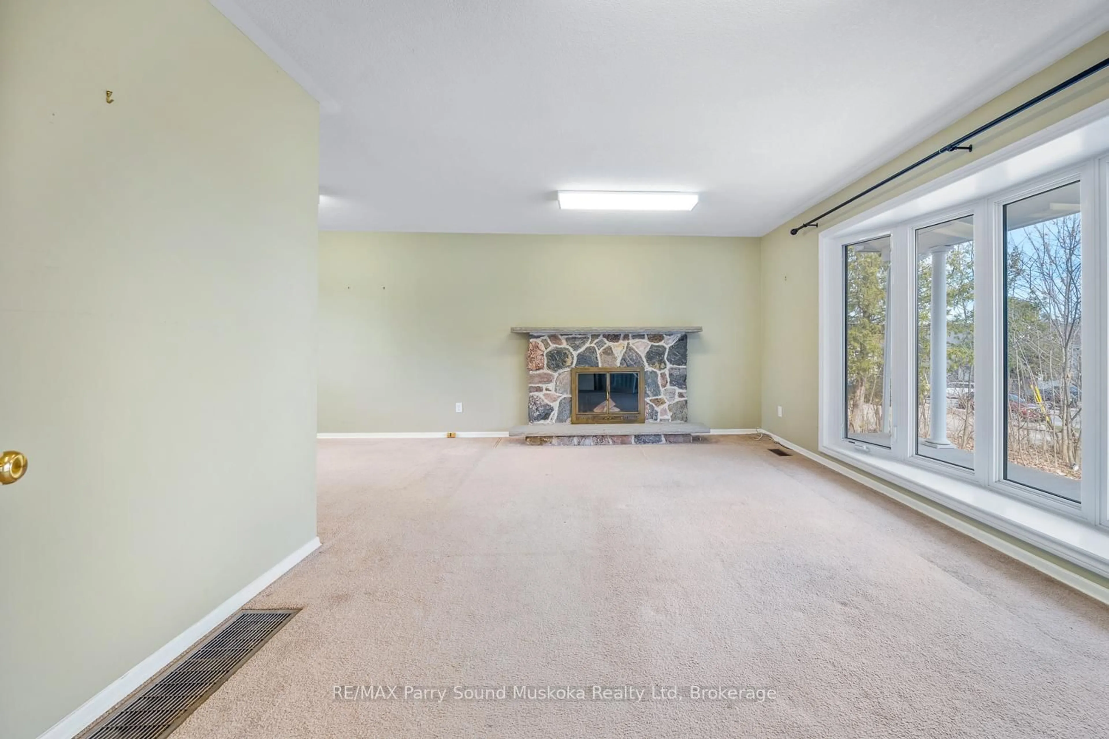 A pic of a room for 2 William St, Parry Sound Ontario P2A 1V1