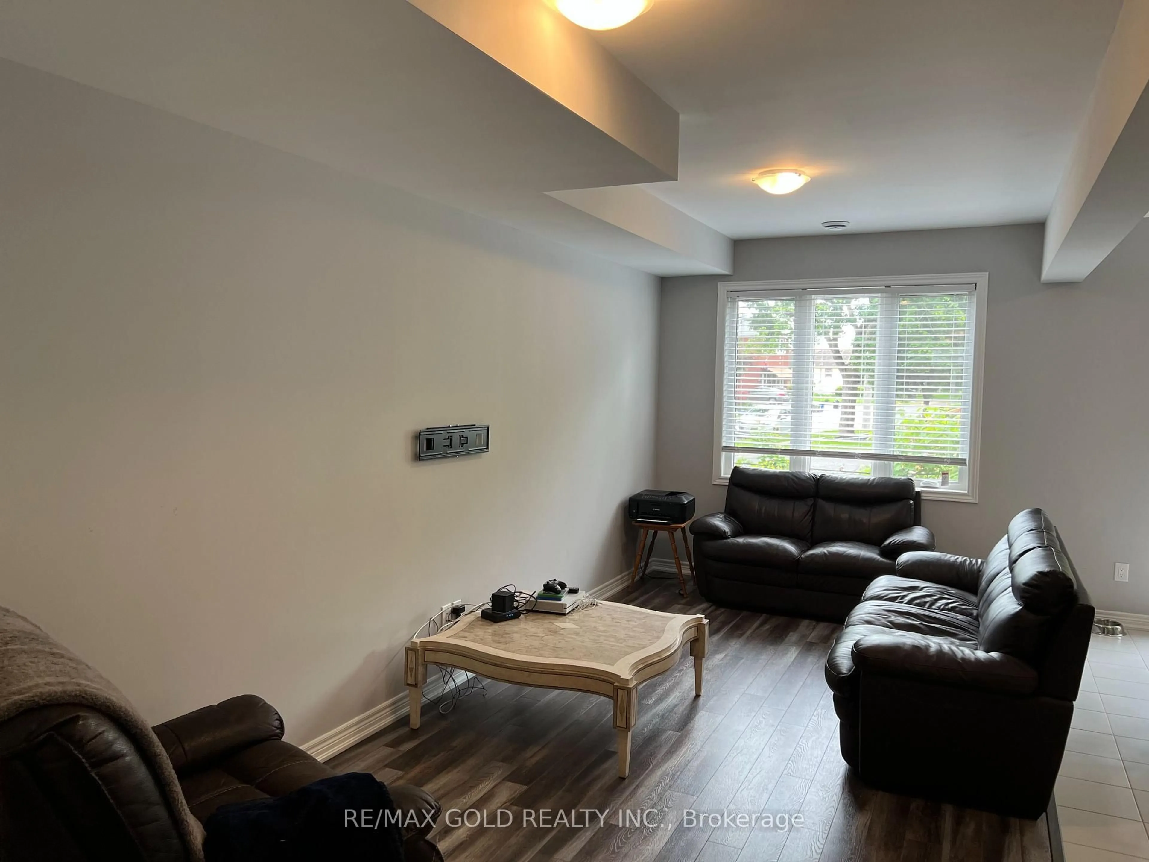 Living room with furniture, wood/laminate floor for 81 Grove St, Welland Ontario L3B 4B3