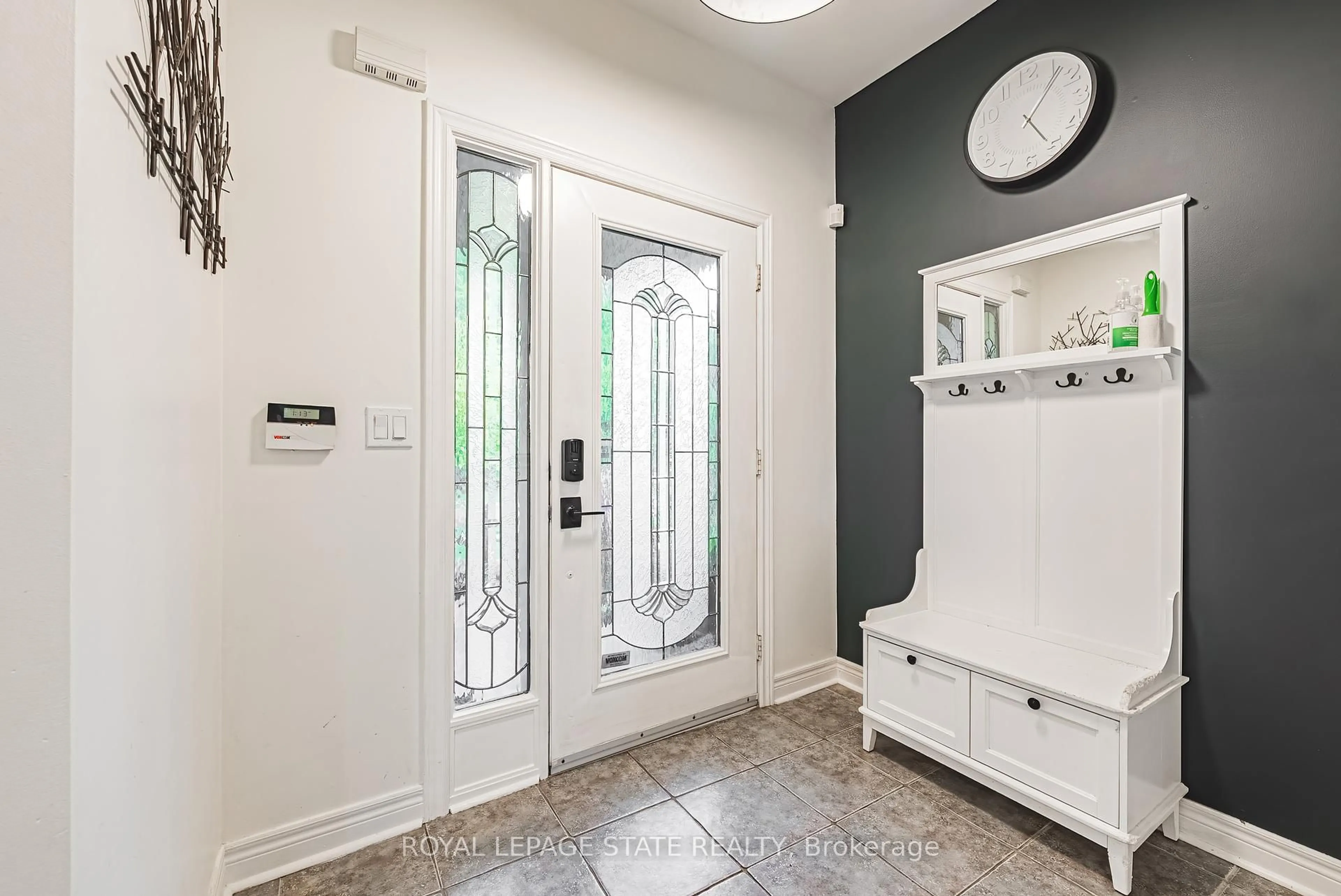 Indoor entryway for 95 Livingstone Dr, Hamilton Ontario L9H 7S5