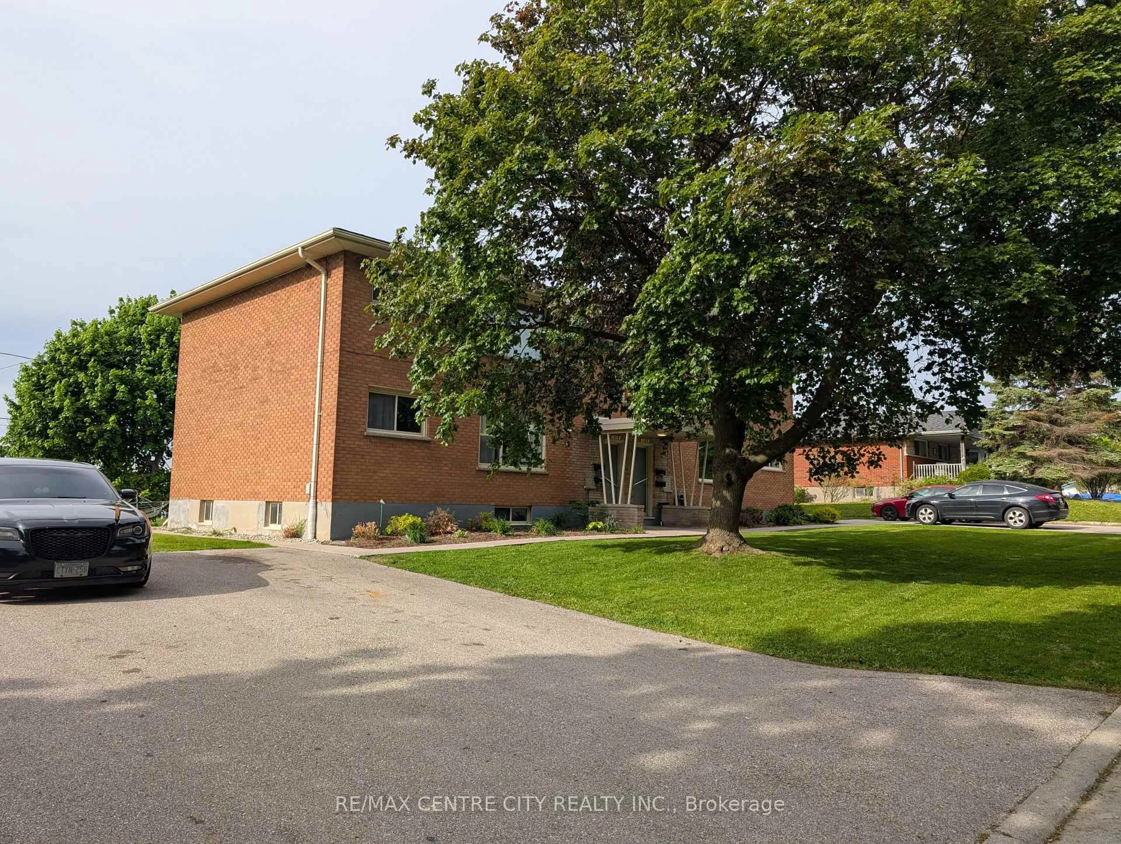 A pic from outside/outdoor area/front of a property/back of a property/a pic from drone, street for 1020 Eagle Dr, London South Ontario N5Z 3H5
