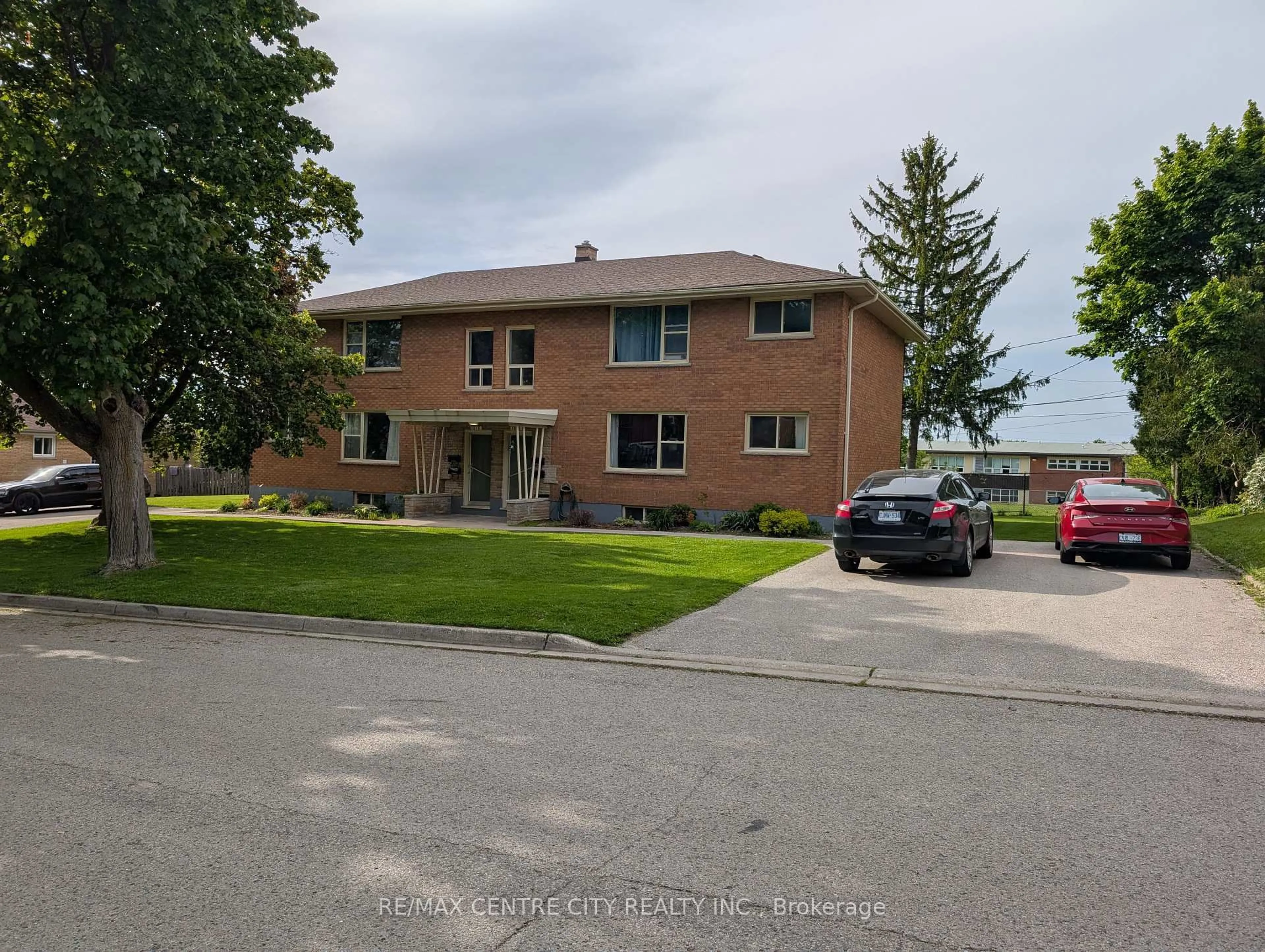 A pic from outside/outdoor area/front of a property/back of a property/a pic from drone, street for 1020 Eagle Dr, London South Ontario N5Z 3H5