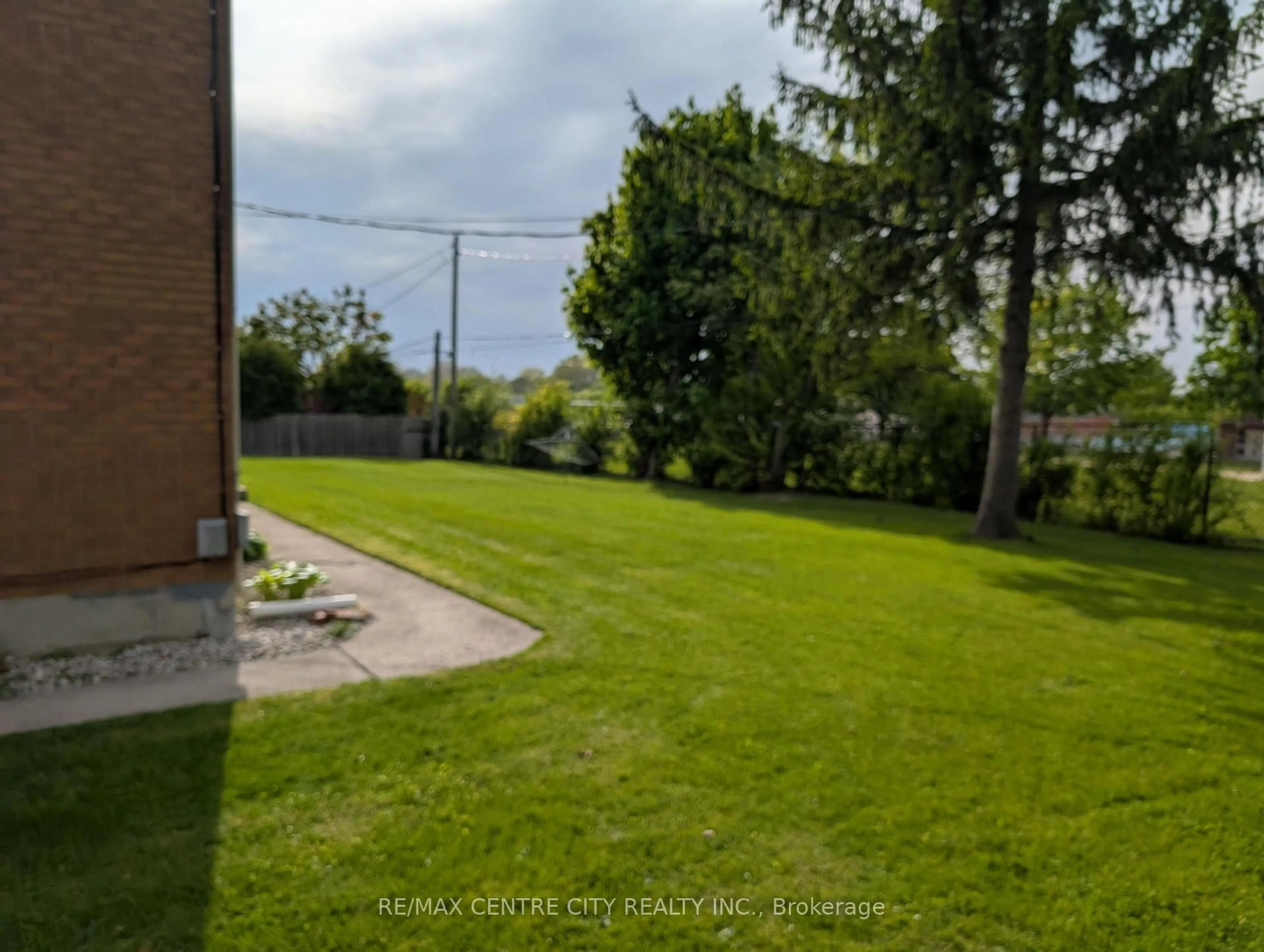 A pic from outside/outdoor area/front of a property/back of a property/a pic from drone, unknown for 1020 Eagle Dr, London South Ontario N5Z 3H5