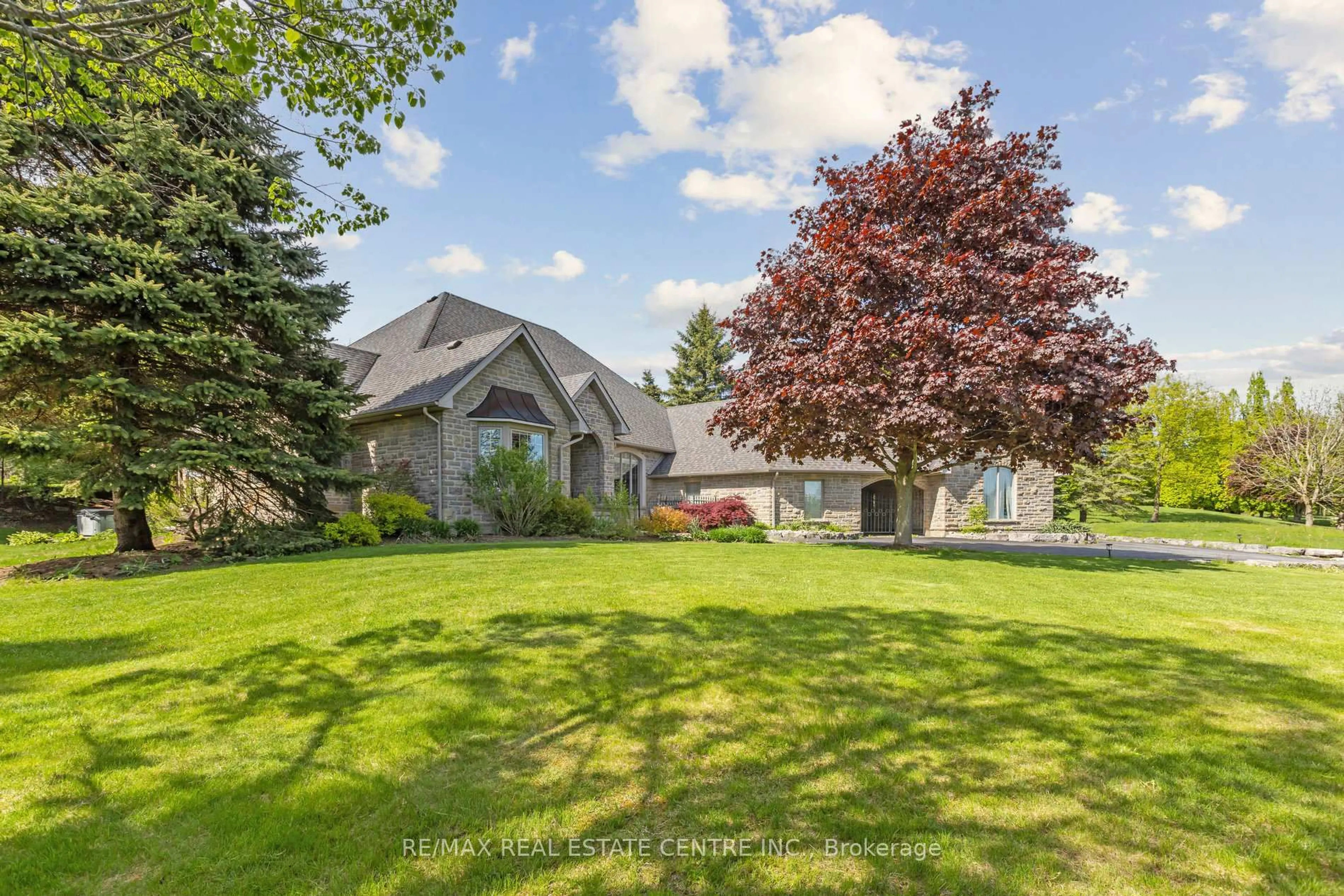 A pic from outside/outdoor area/front of a property/back of a property/a pic from drone, unknown for 6 Fox Ru, Puslinch Ontario N1H 6H9