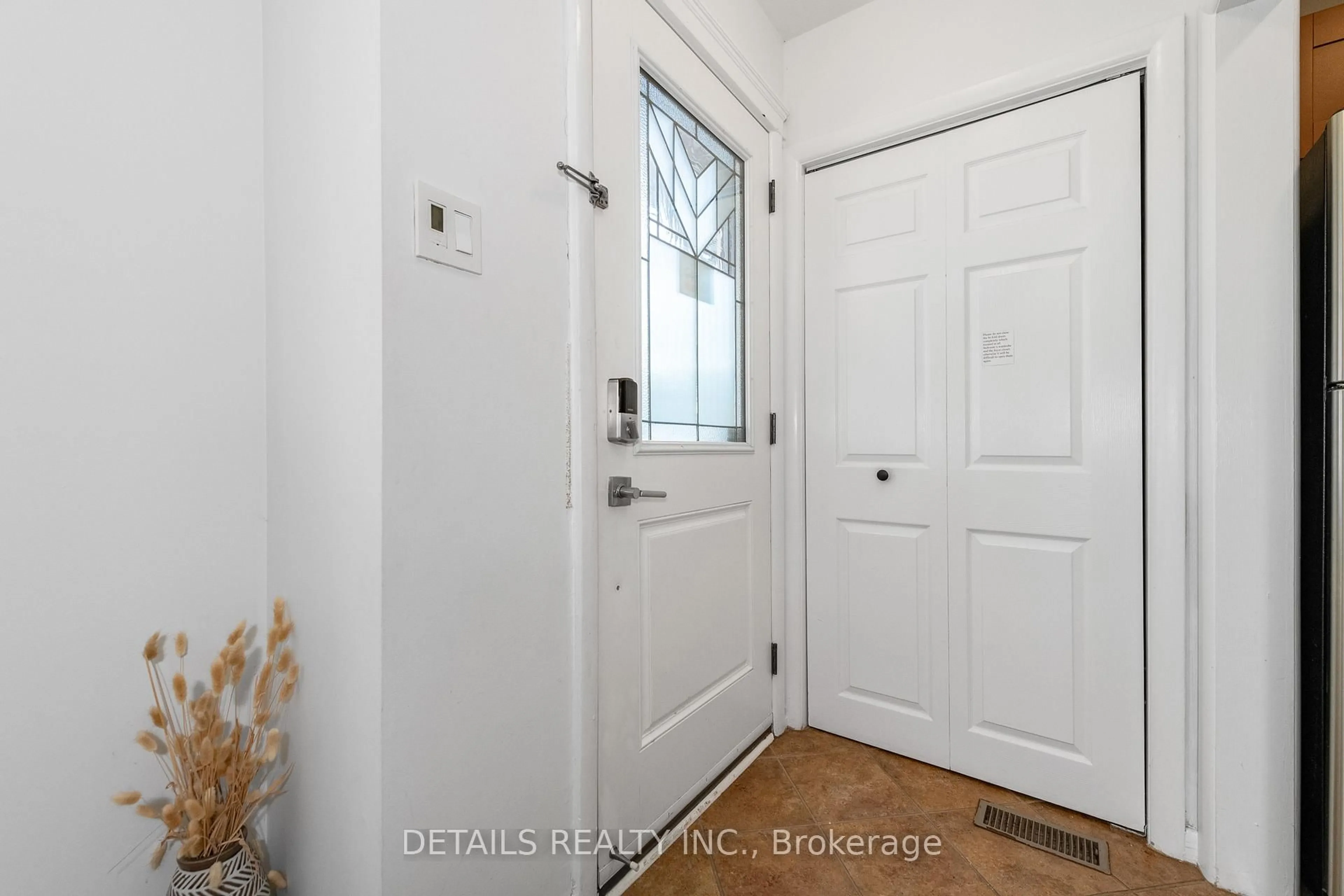 Indoor entryway for 597 Clarke Ave, Ottawa Ontario K1K 0Y8