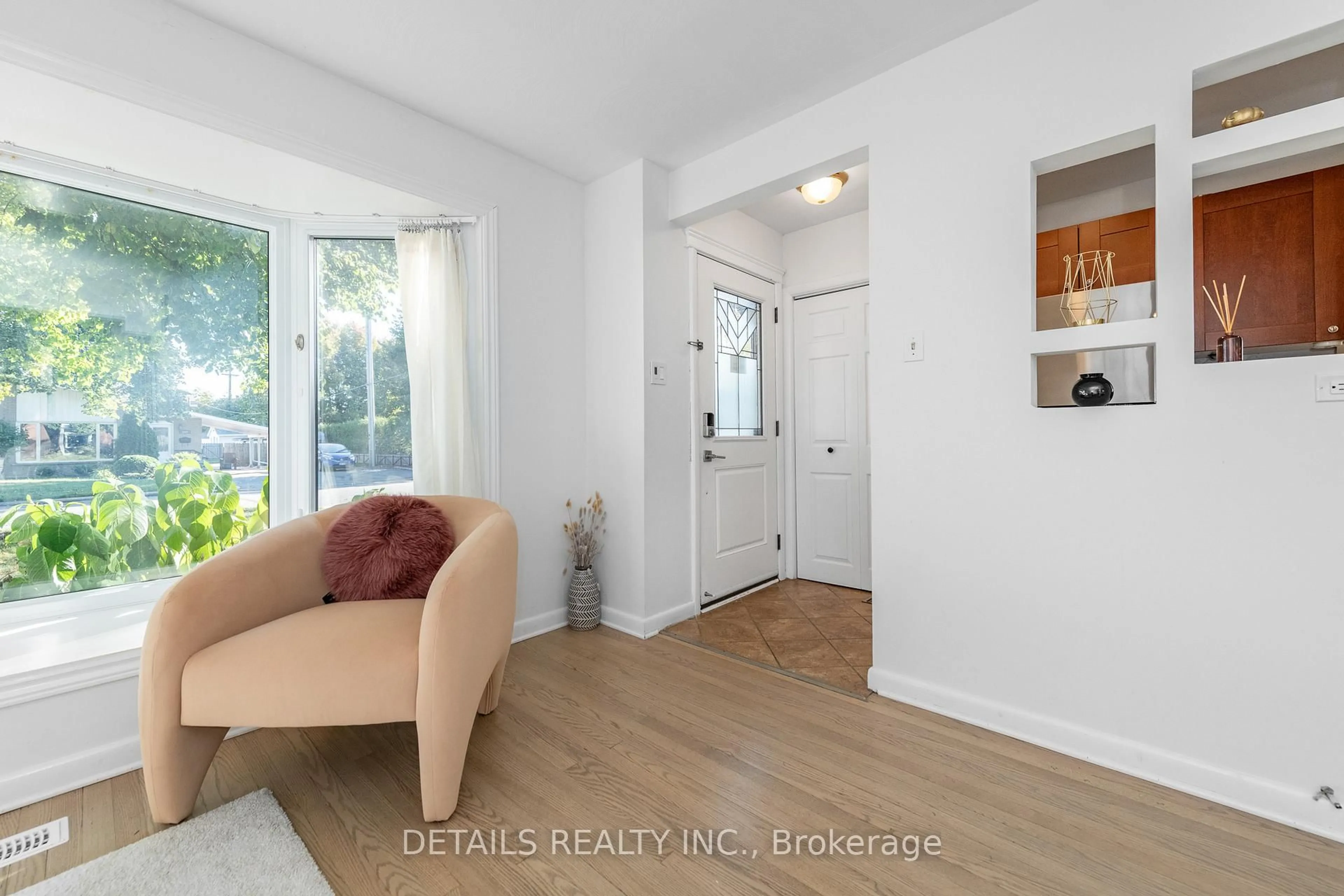 Indoor entryway for 597 Clarke Ave, Ottawa Ontario K1K 0Y8