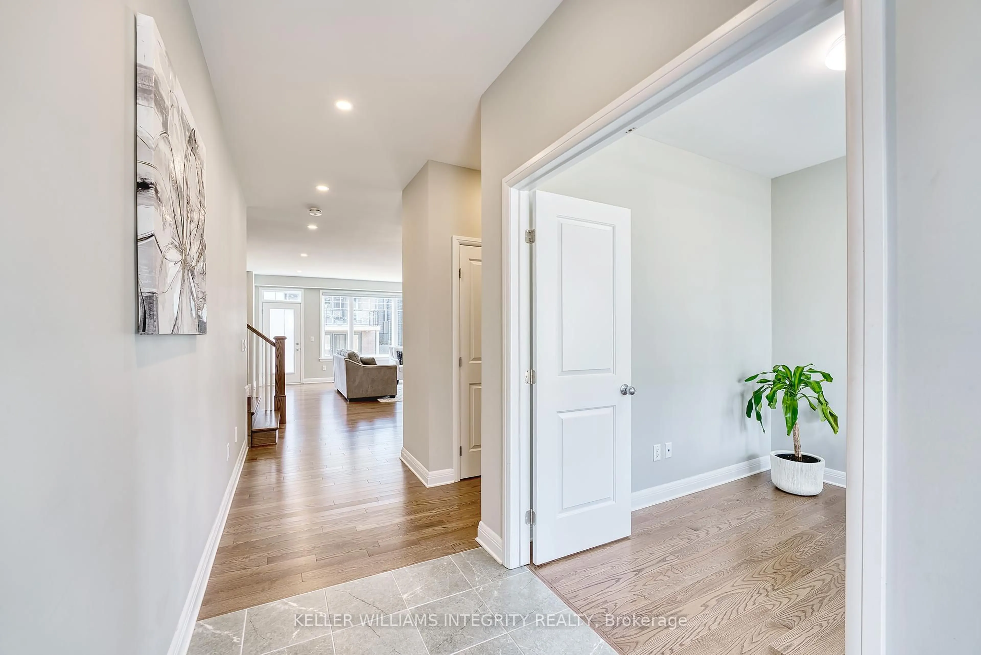 Indoor entryway for 232 KETCHIKAN Cres, Ottawa Ontario K2T 0S3
