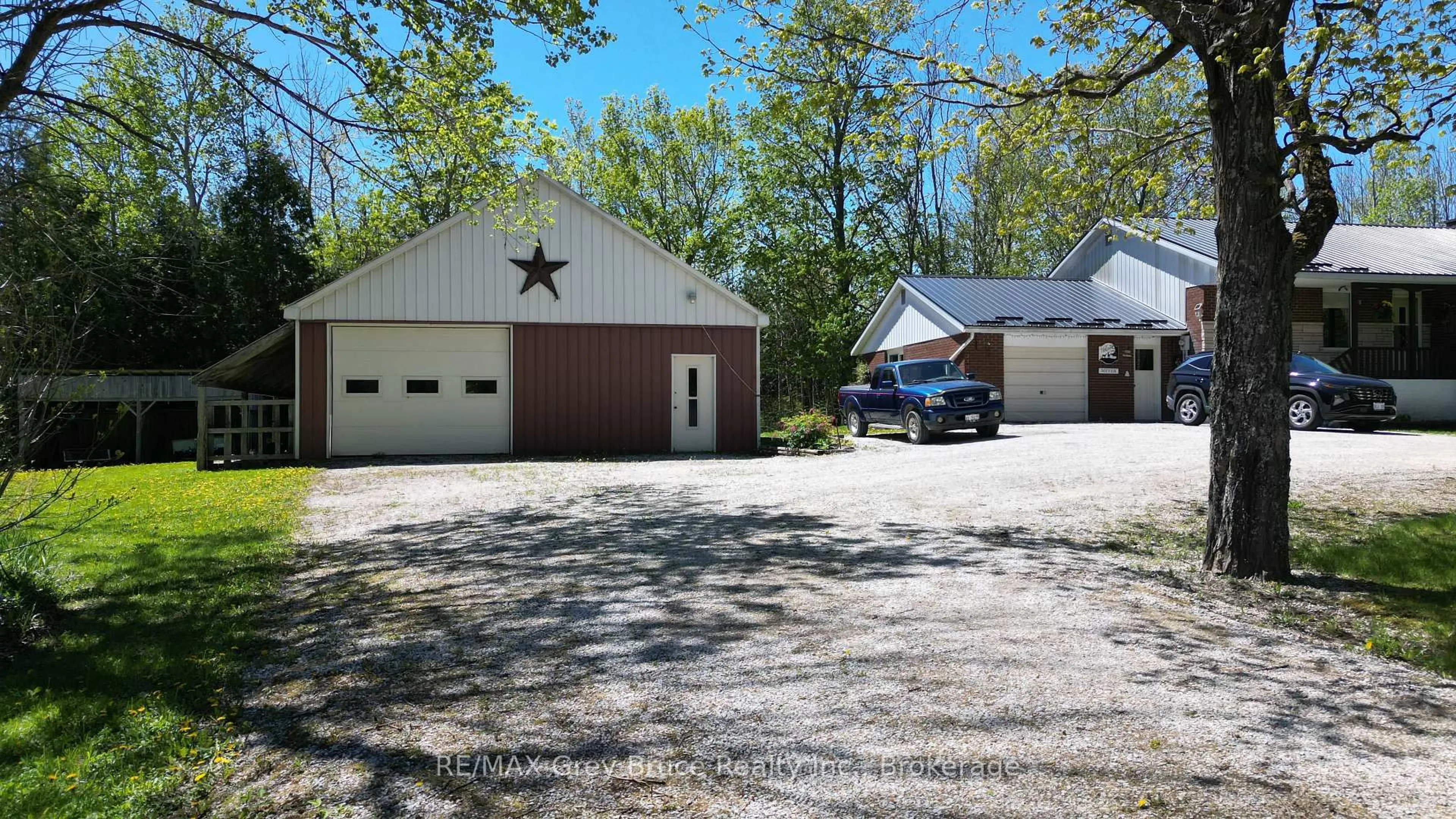 Indoor garage for 3527 Highway 6, Northern Bruce Peninsula Ontario N0H 1W0