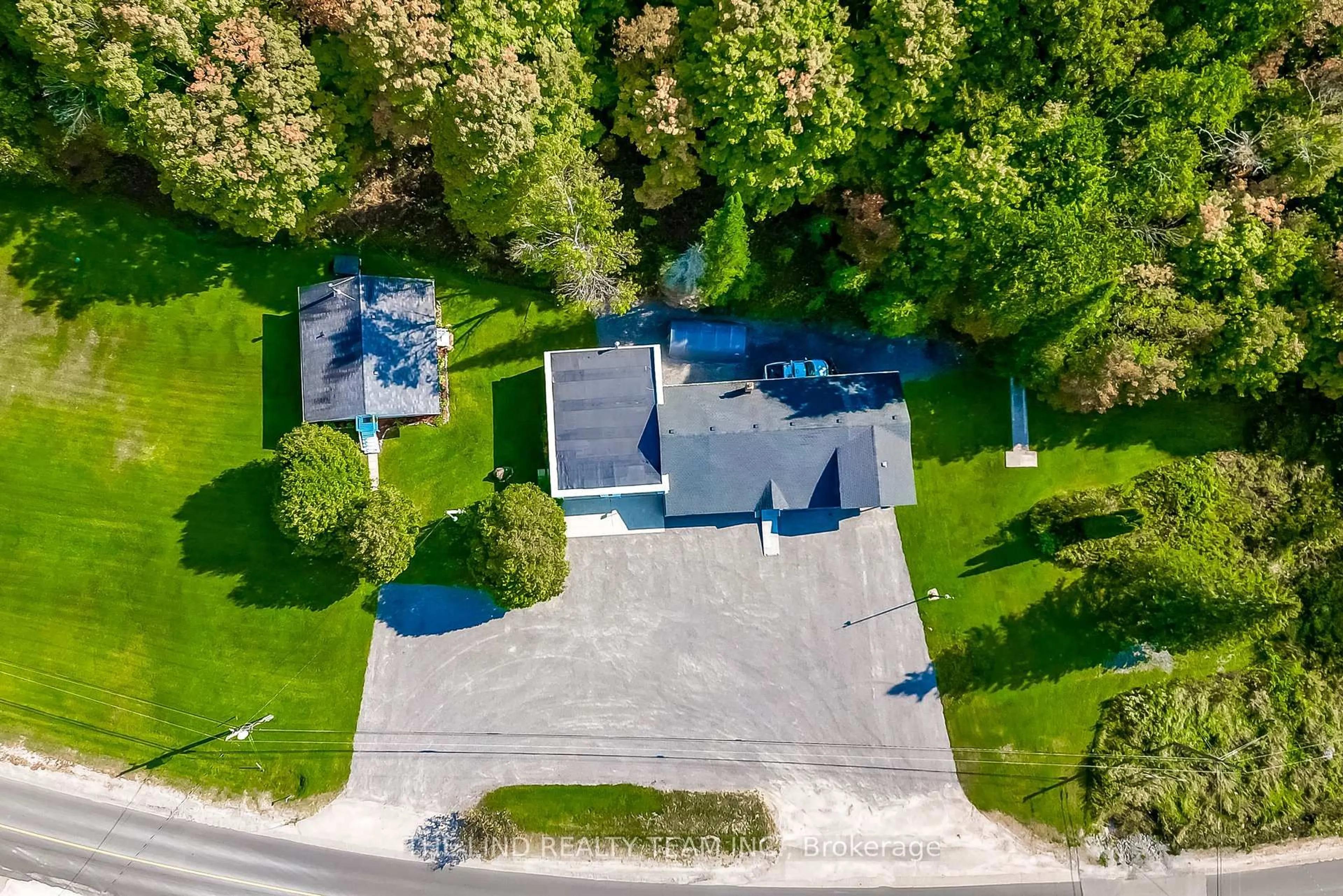 A pic from outside/outdoor area/front of a property/back of a property/a pic from drone, street for 949 Raymond Rd, Muskoka Lakes Ontario P0B 1M0